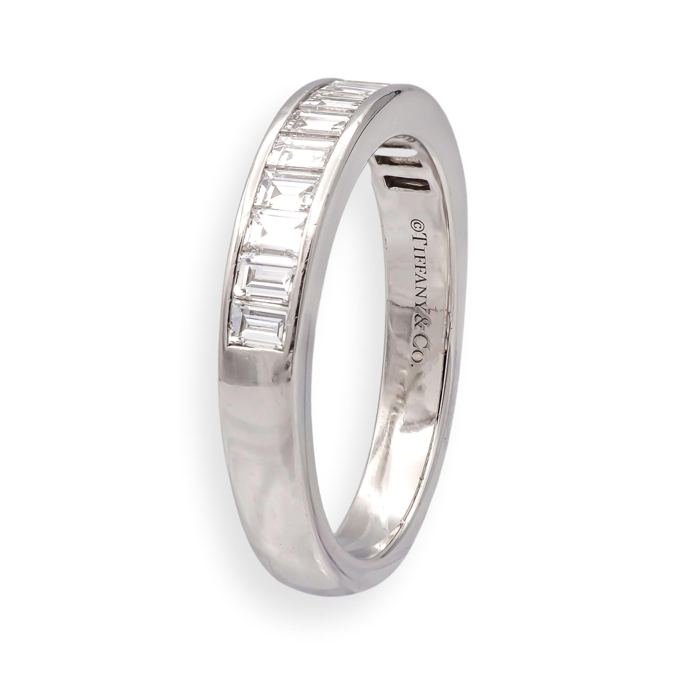 Tiffany & Co. Bracelet en platine avec un sertissage en canal de 13 diamants de taille baguette. Les diamants sont de taille uniforme, mesurant chacun environ 2,8 x 2,4 mm, et sont sertis à fleur de l'anneau de platine pour un aspect net et épuré.