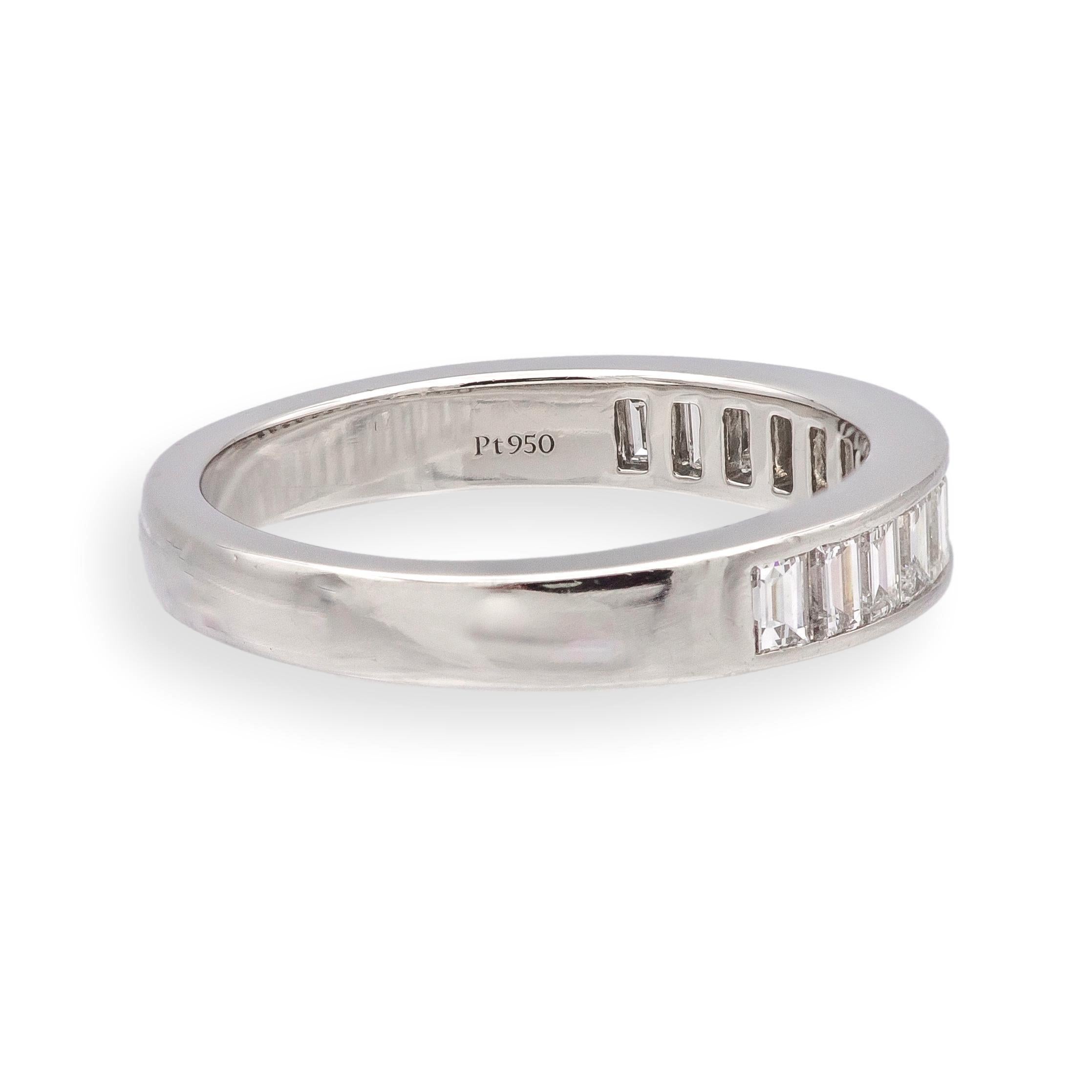 Tiffany & Co. Bague Channel Channel en platine avec diamant baguette de 0,90ct F VS Taille 8.5 Excellent état - En vente à New York, NY