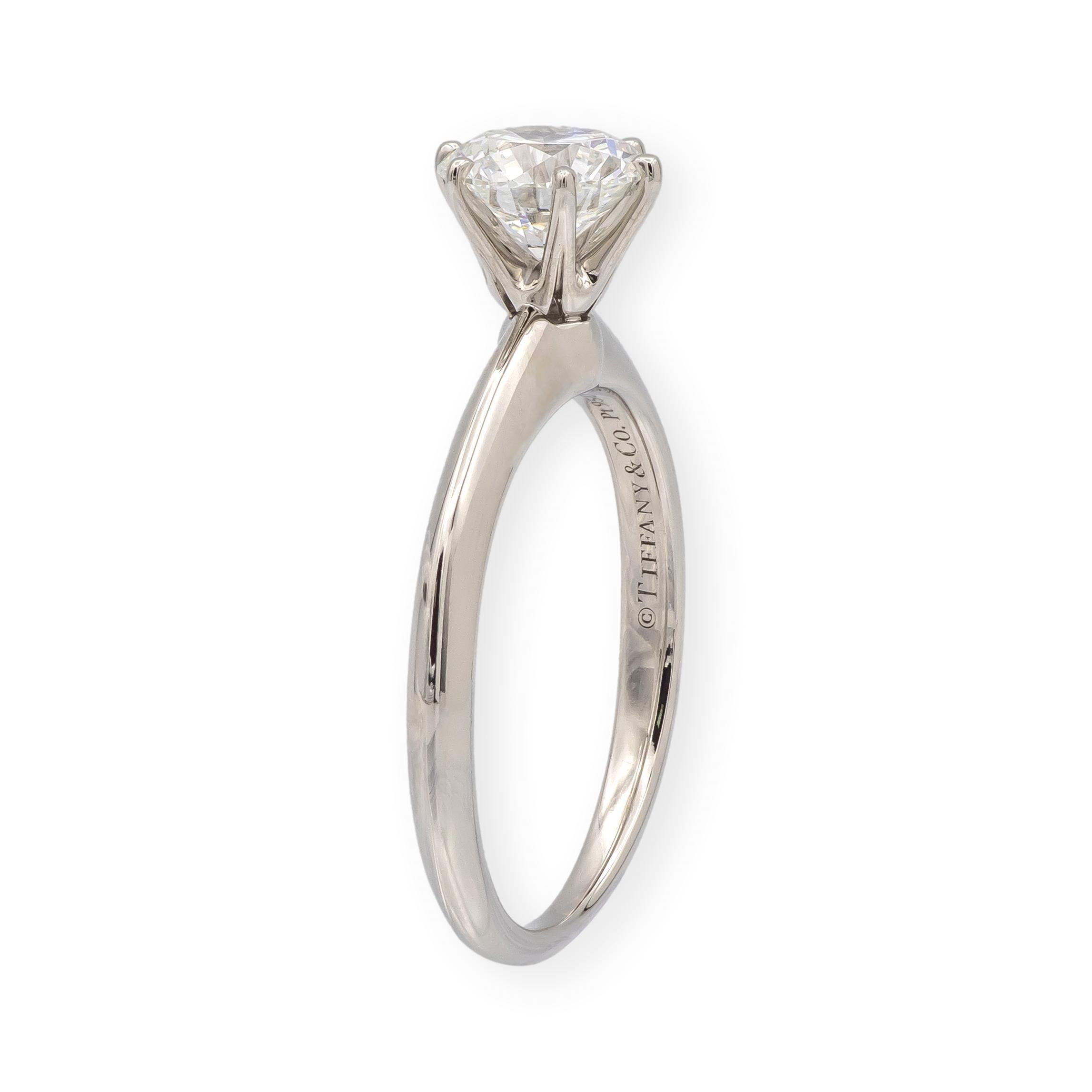 Classico solitario in platino di Tiffany & Co. con un diamante tondo brillante da 0,97 ct con colore F e purezza VVS2. Il diamante reca l'iscrizione della corona di Tiffany che corrisponde al Certificato di Diamante Tiffany incluso che ne garantisce