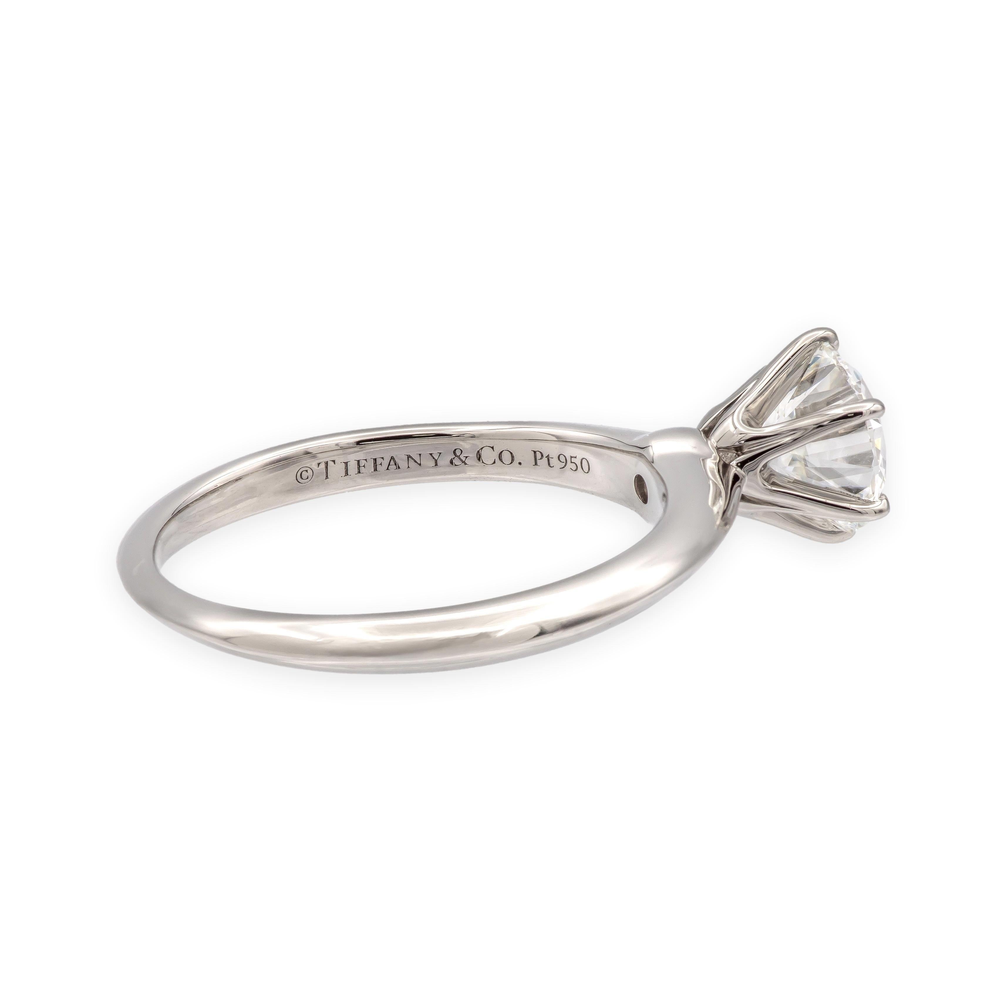 Tiffany & Co. Anello di fidanzamento solitario con diamante rotondo in platino da 0,97 ct F VVS2 In condizioni ottime in vendita a New York, NY