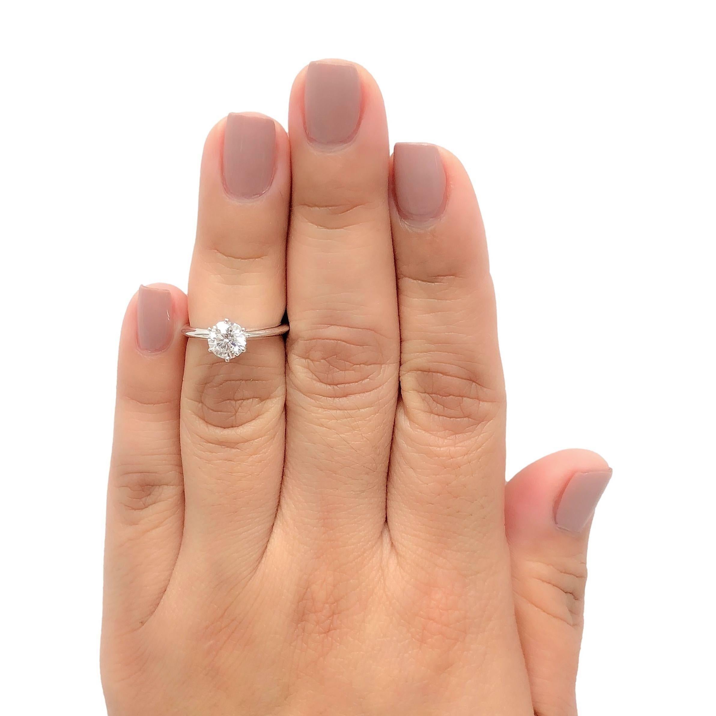 Tiffany & Co. Anello di fidanzamento solitario con diamante rotondo in platino da 0,97 ct F VVS2 in vendita 1