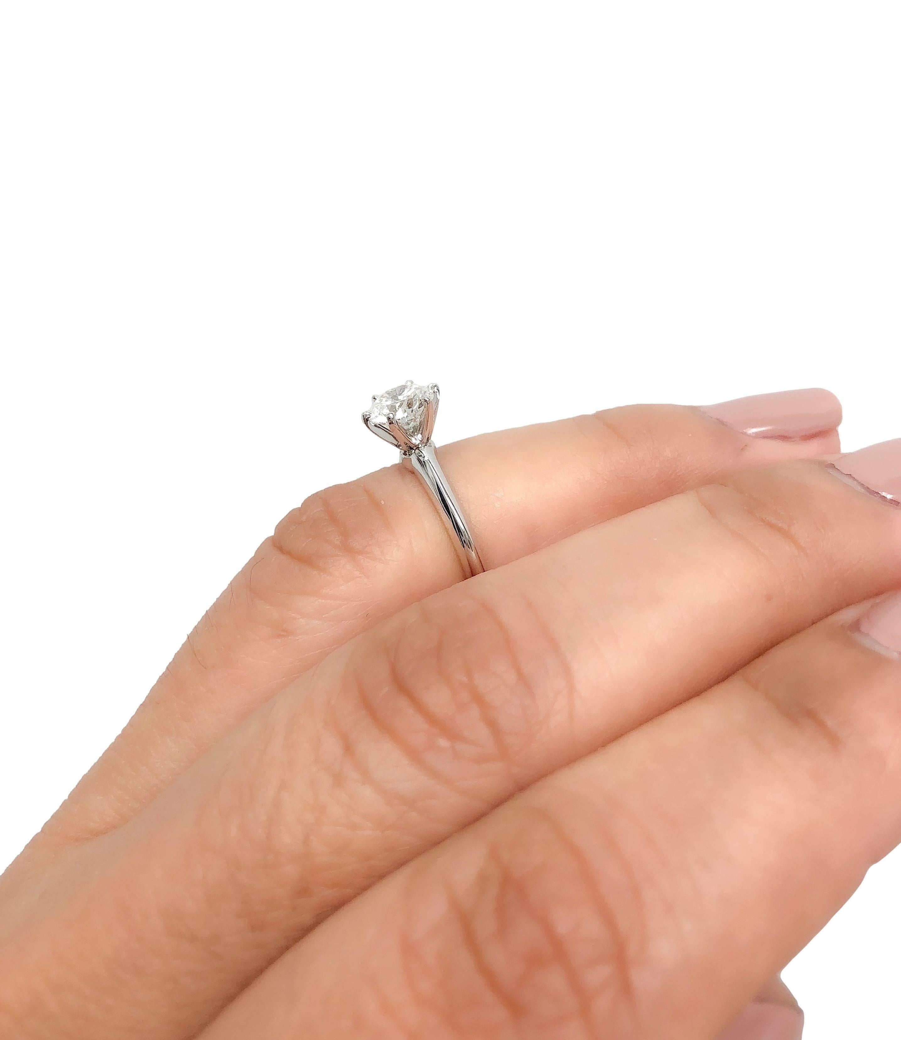 Tiffany & Co. Anello di fidanzamento solitario con diamante rotondo in platino da 0,97 ct F VVS2 in vendita 2