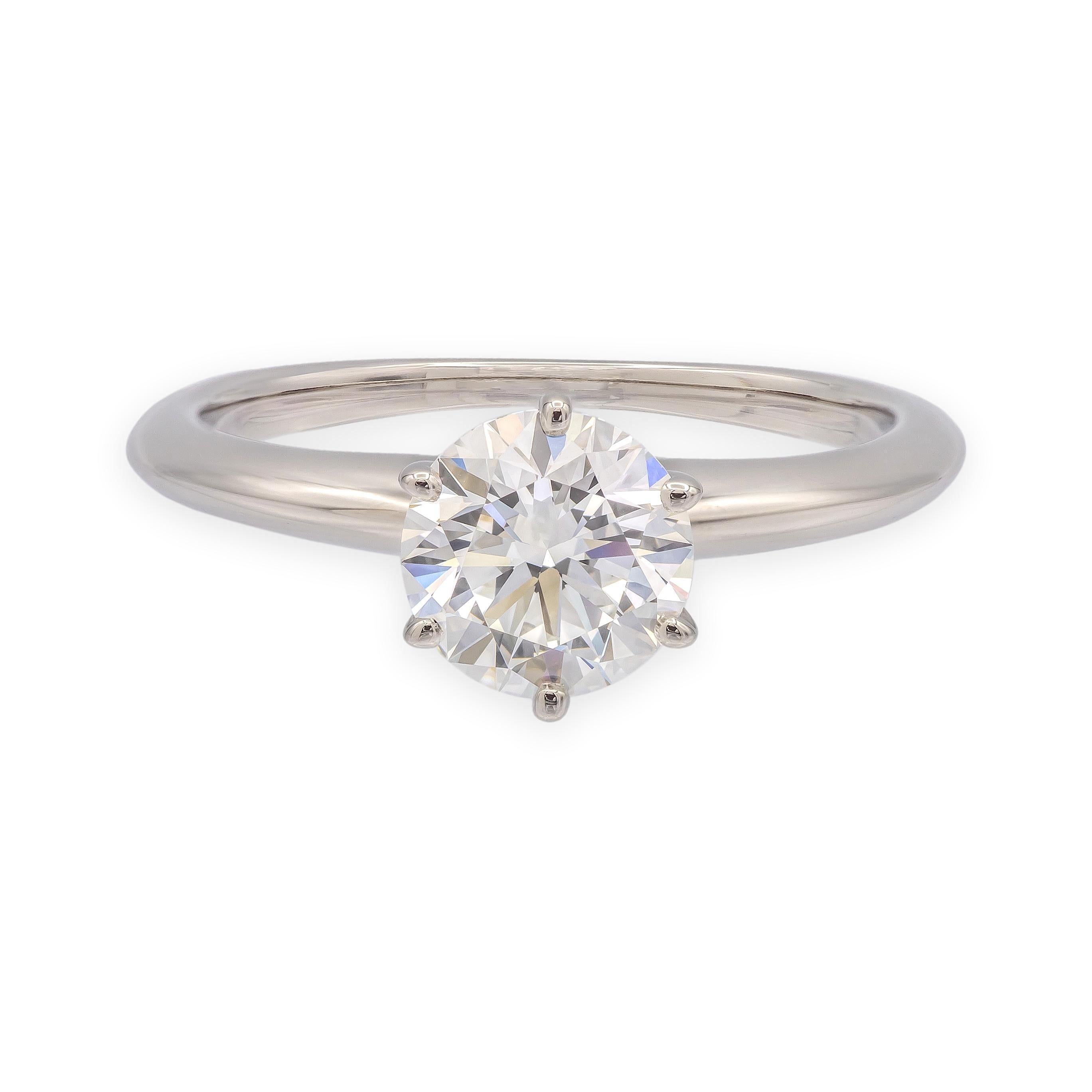 Tiffany & Co. Anello di fidanzamento solitario con diamante rotondo in platino da 0,97 ct F VVS2 in vendita