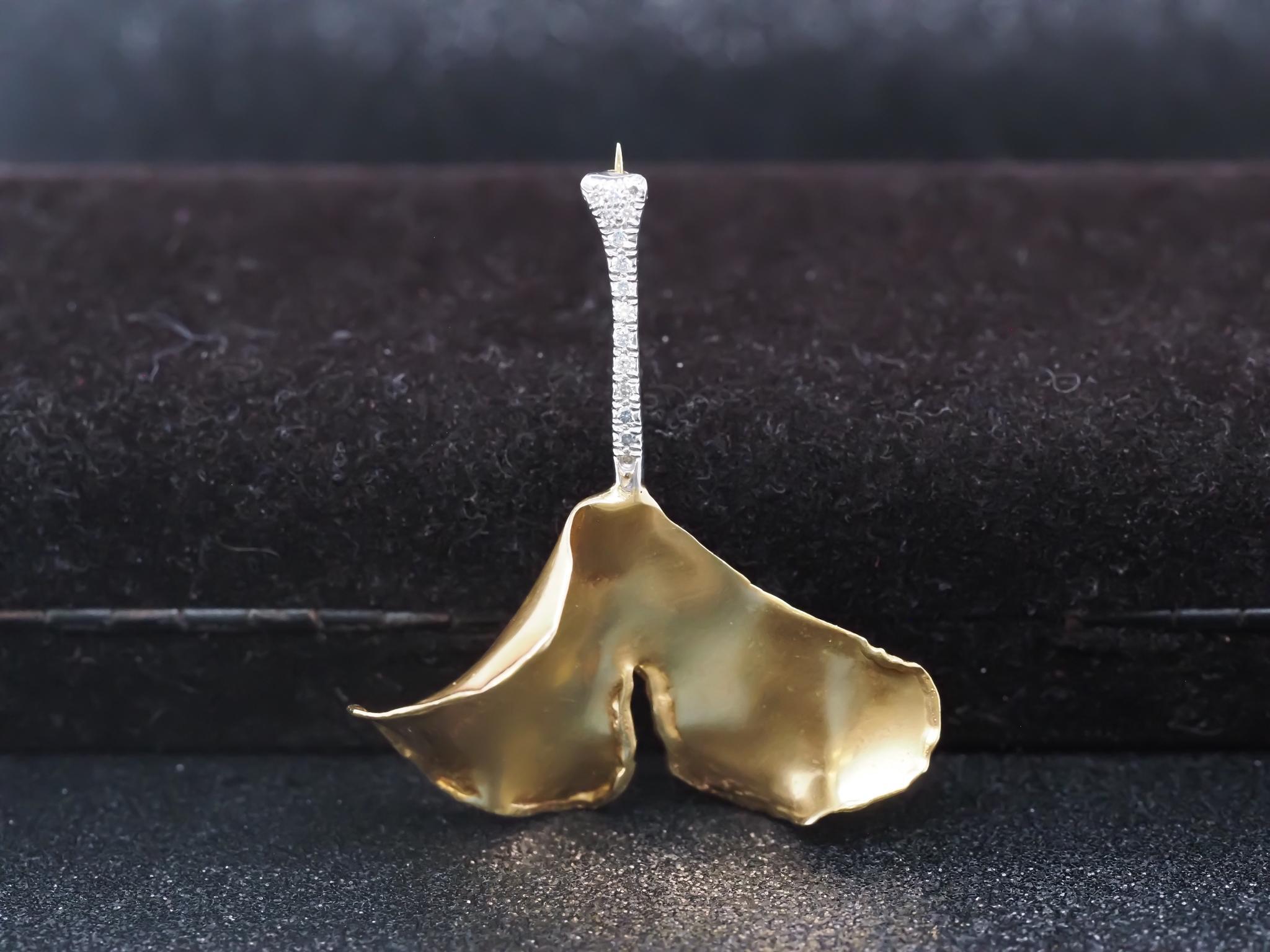Item Details:
Metal Type: 18K Yellow Gold and Platinum  [Hallmarked, and Tested]
Weight:  6.4 grams
Diamonds: Natural Diamonds, Round Brilliant, E Color, VS Clarity.
Pin Measurements:
Diameter:  2 inches long
Condition:  Excellent