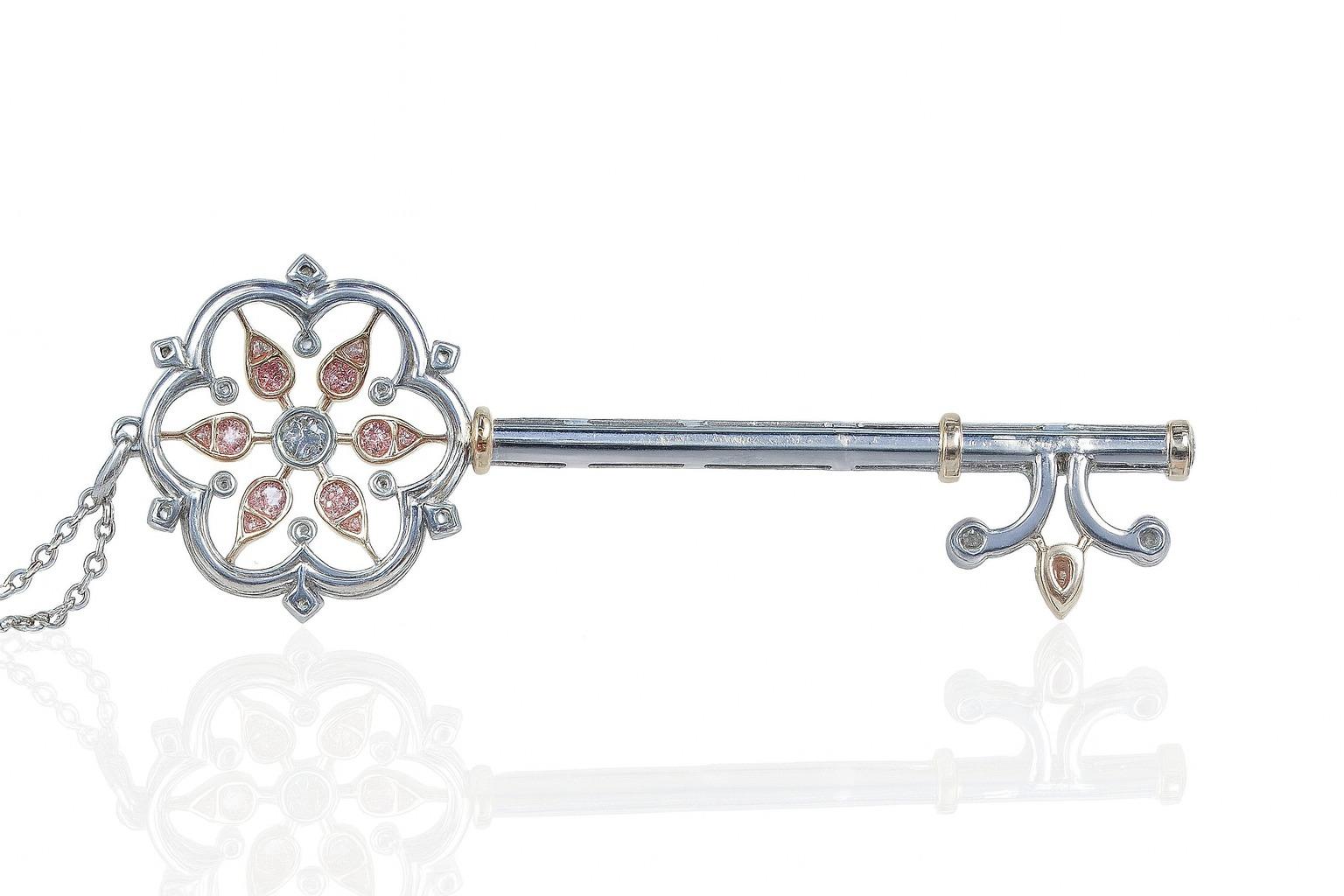 Tiffany & Co. Collana con ciondolo a forma di chiave in platino e oro rosa 18 carati con diamanti rosa e bianchi

Questa straordinaria creazione di Tiffany & Co. combina l'eleganza senza tempo del platino con il calore romantico dell'oro rosa 18
