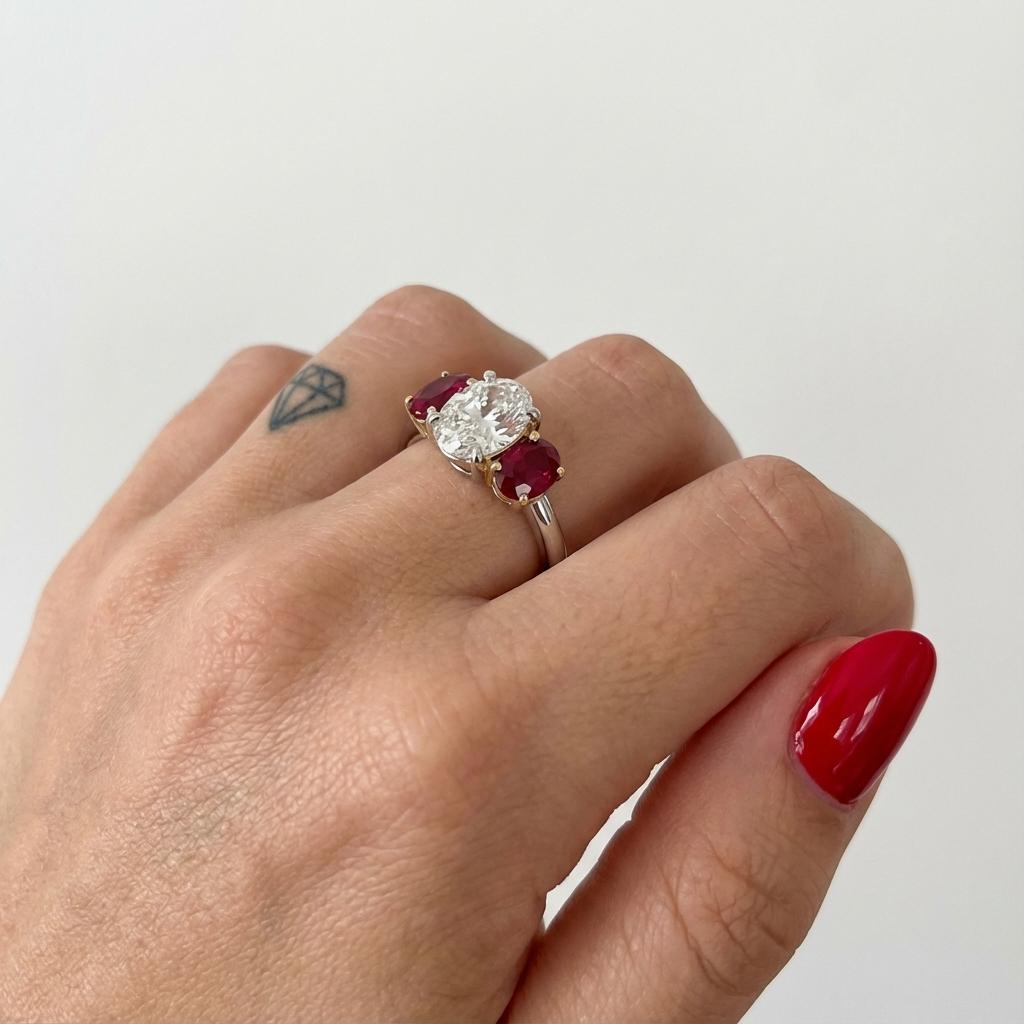 Taille ovale Tiffany & Co. Bague à trois pierres en platine et or jaune 18 carats, diamant et rubis en vente