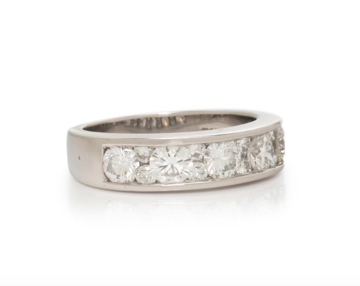 Cette magnifique bague classique de Tiffany & Co. contient 13 diamants ronds pesant environ 1,45 carats au total. Parfait pour votre pile d'anneaux !

Accompagné d'une pochette Tiffany & Co.

Taille de la bague : 6 1/4
Métal : Platine
Tampon : AT&T.