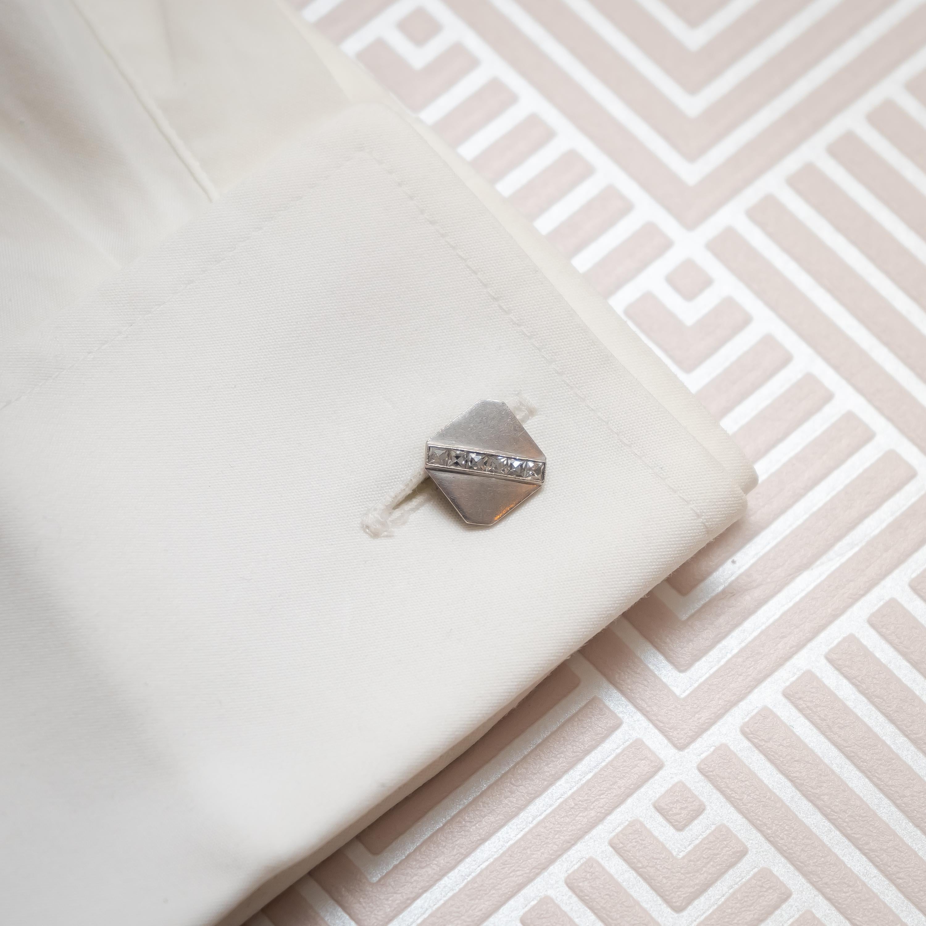 Coppia di gemelli da polso Art Déco Tiffany, con barra diagonale, diamanti taglio francese incastonati a canale, su quadrati angolari in platino smerigliato, con attacchi a barra, firmati Tiffany & Co.