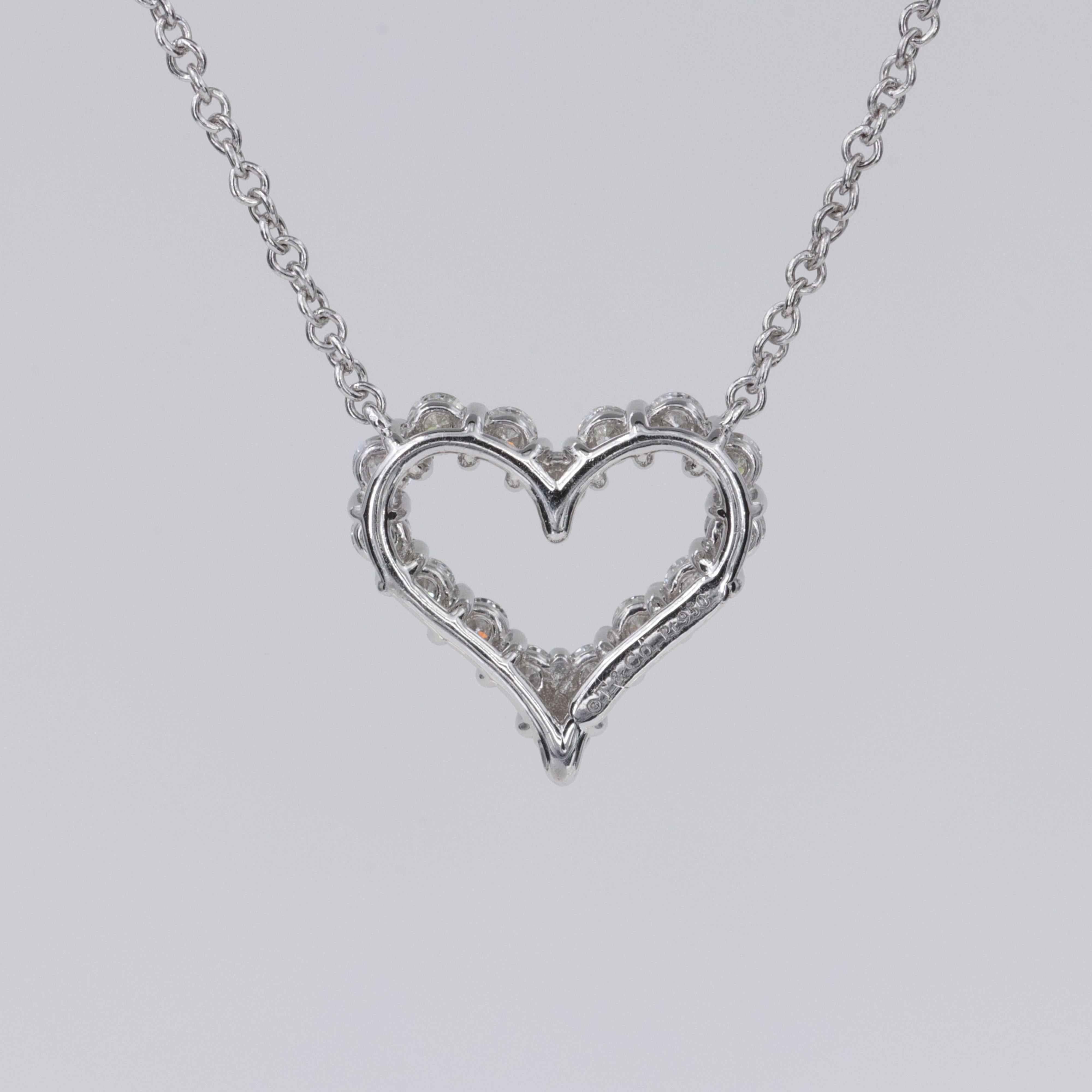 Tiffany & Co. Collier pendentif cœur en platine et diamants

Le parfait petit collier en forme de cœur à superposer ou à porter seul. 

.25 Carats de diamants ronds de qualité, taille brillant, sertis en platine. 

Longueur de la chaîne : 