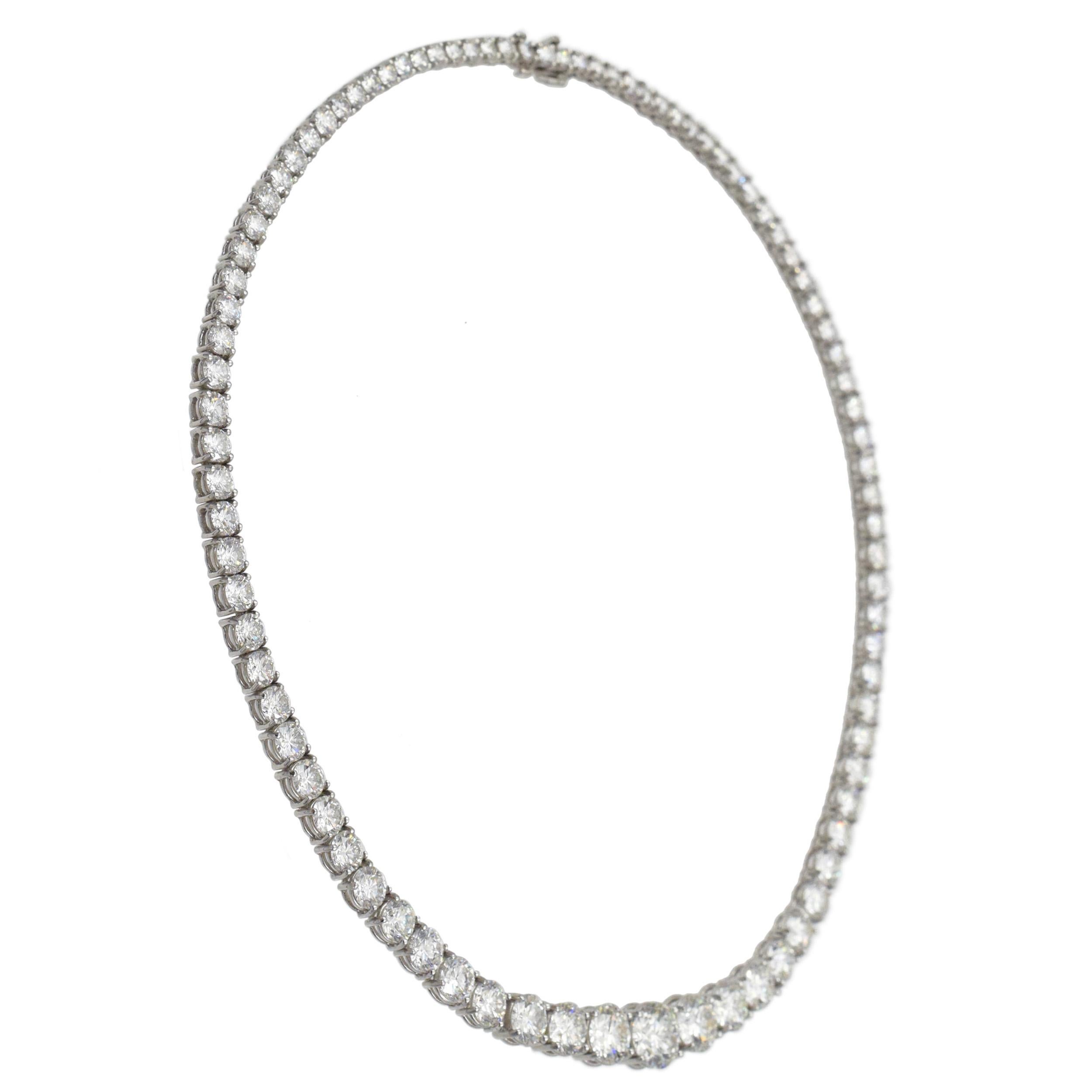 Tiffany & Co. Collier Riviera en platine et diamants 

Ce collier est composé d'un diamant rond central pesant 2,26 carats, de deux diamants ronds flanquant le centre pesant au total 2,92 carats, de 86 diamants ronds pesant 24,43 carats, d'un