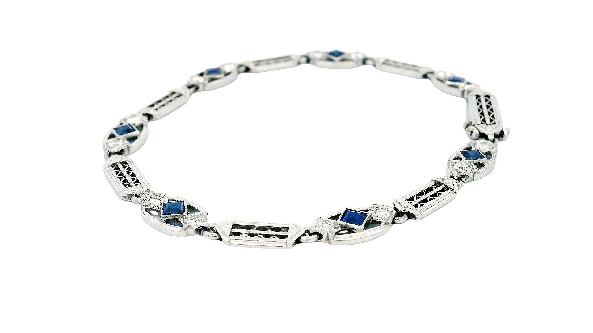 Esta exquisita pulsera de Tiffany & Co. exhibe una serie de eslabones de platino, elegantemente adornados con siete zafiros azules de talla cuadrada. Cada zafiro está encajado en patrones geométricos de intrincado diseño, realzados por el brillo de