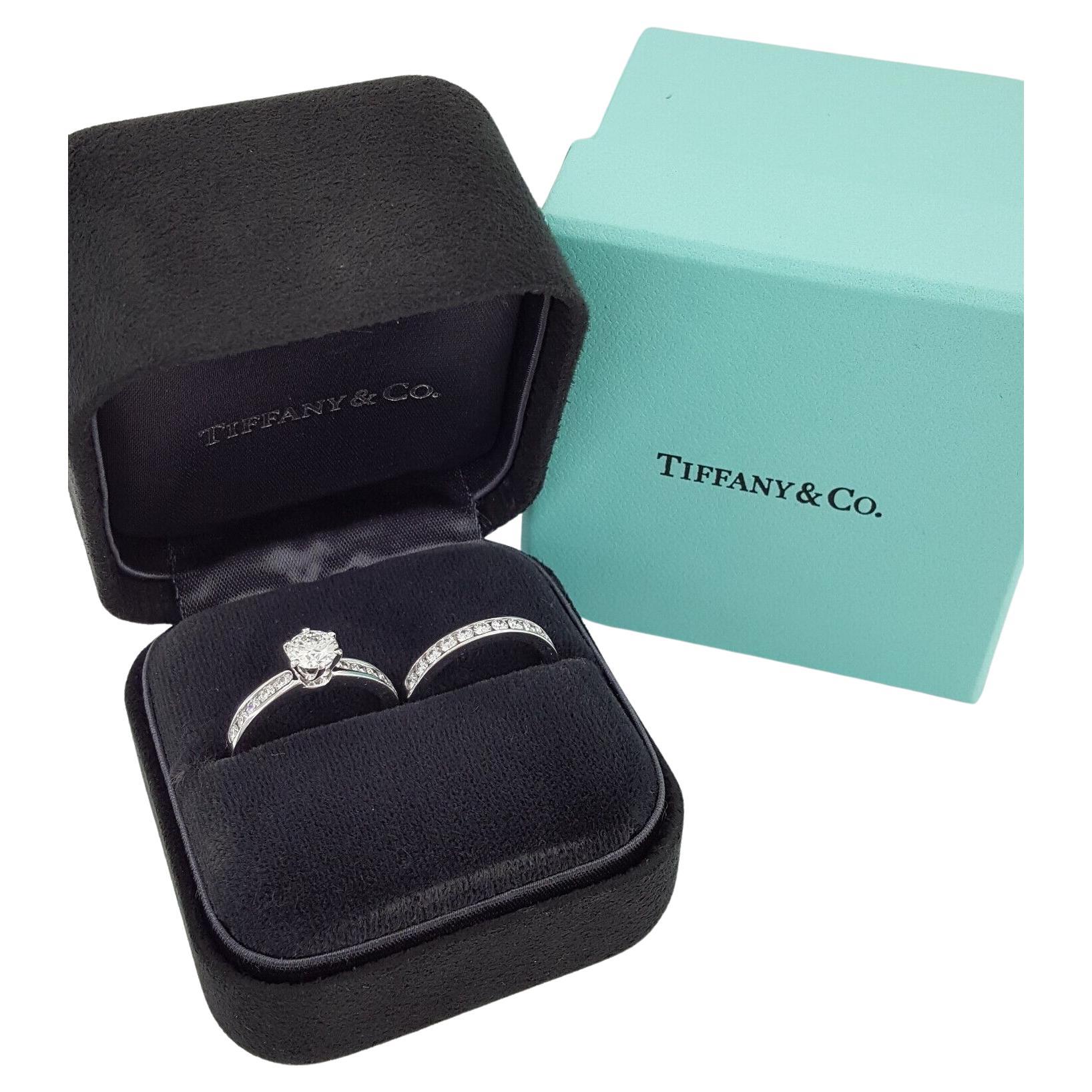 Moderne  Tiffany & Co, ensemble bague de fiançailles et anneau en platine avec diamants sertis en bande en vente