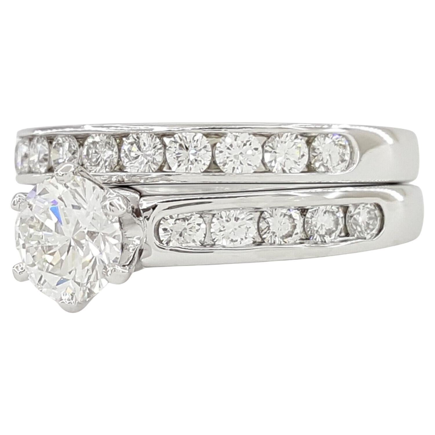 Taille ronde  Tiffany & Co, ensemble bague de fiançailles et anneau en platine avec diamants sertis en bande en vente