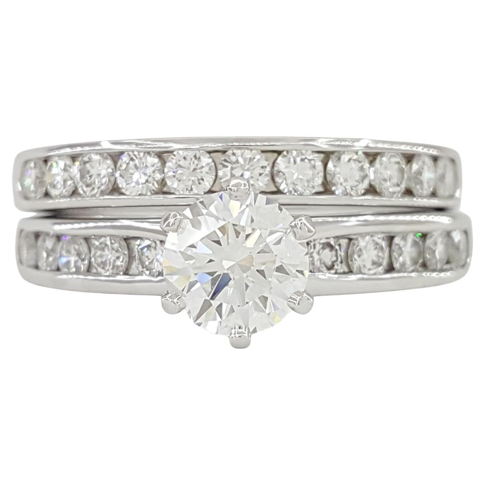  Tiffany & Co, ensemble bague de fiançailles et anneau en platine avec diamants sertis en bande en vente