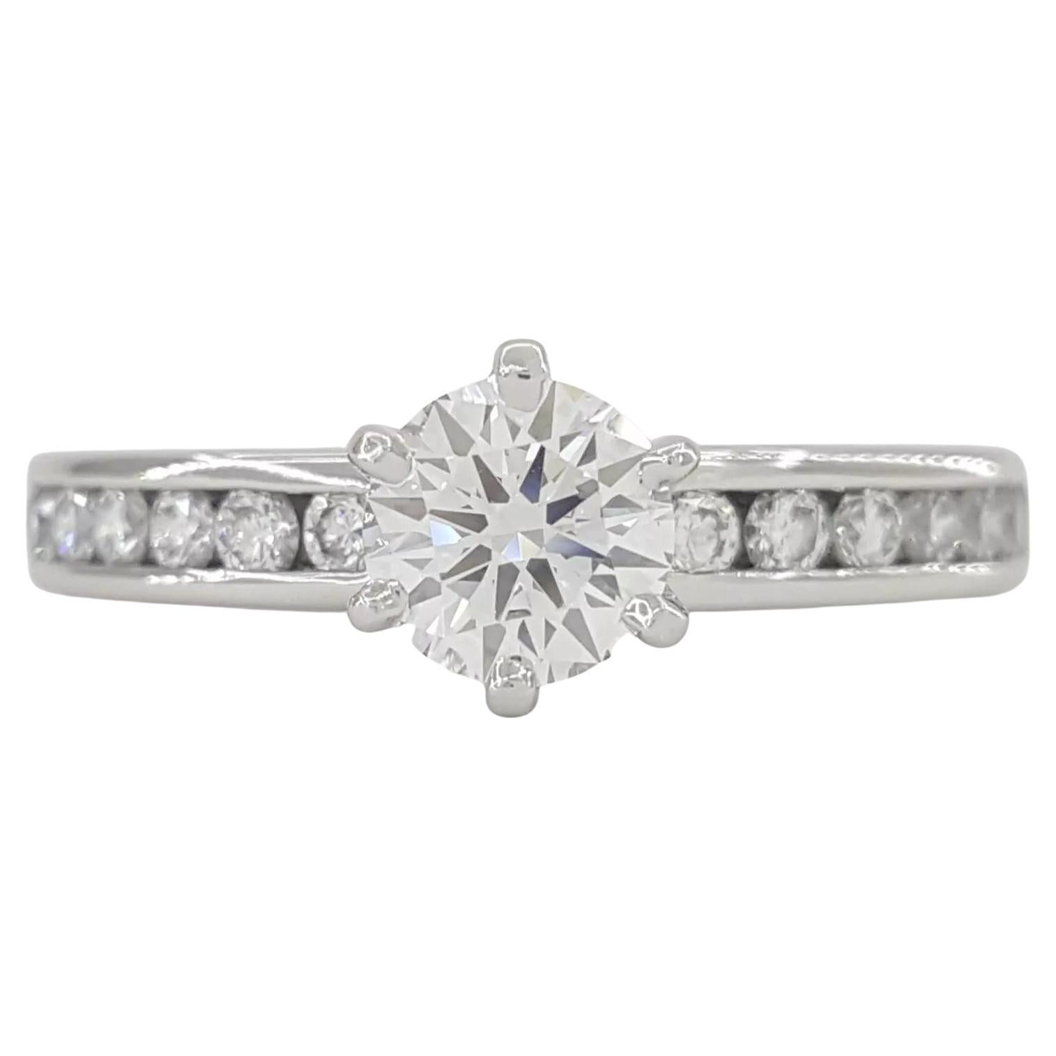 Tiffany & Co. Anillo de compromiso de diamantes engarzados en canal de platino