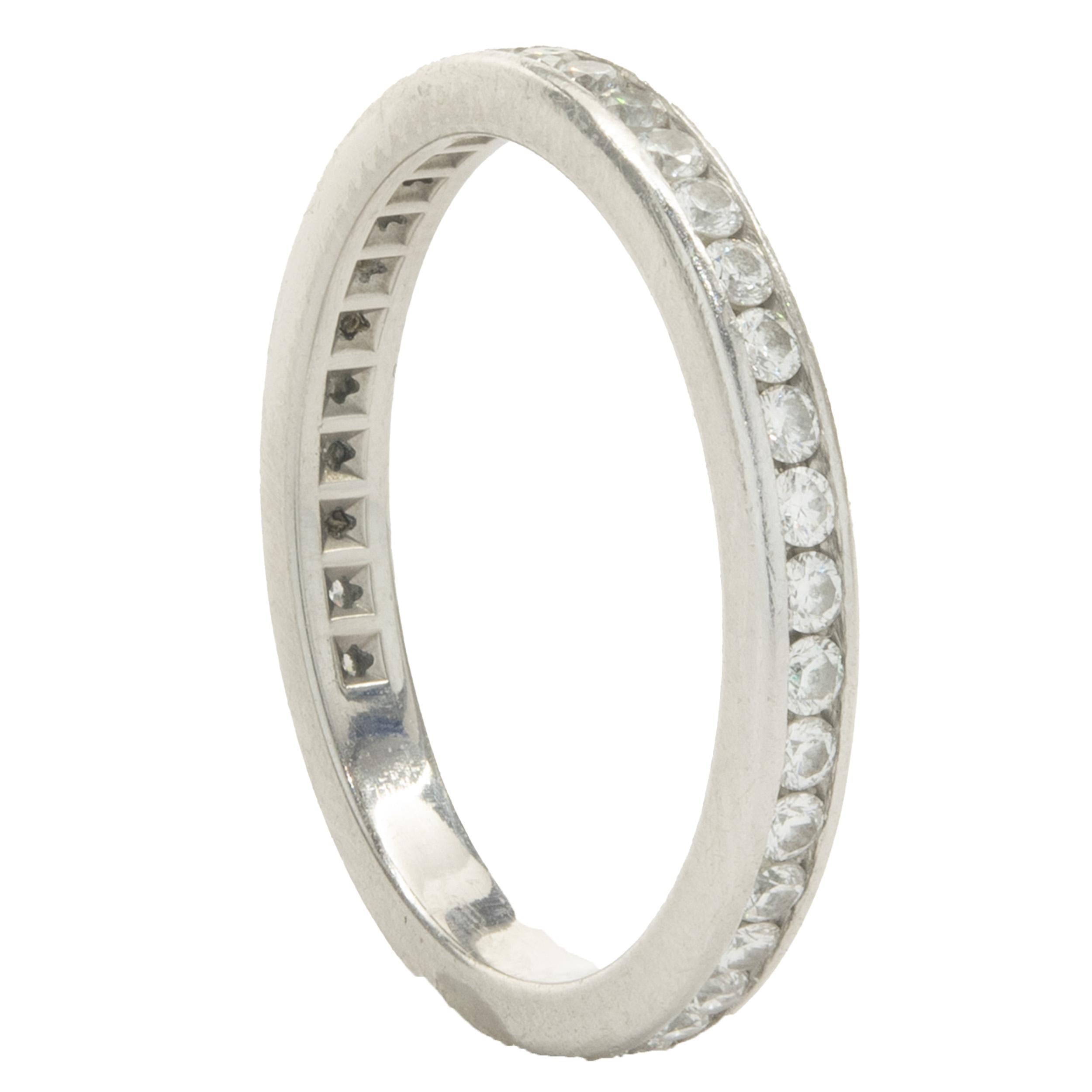 Designer : Tiffany & Co. 
Matériau : Platine
Diamant : 38 diamants ronds de taille brillant = 0,76cttw
Couleur : G 
Clarté : VS2
Dimensions : la partie supérieure de l'anneau mesure 2.2 mm de large
Taille : 5
Poids : 2.92 grammes