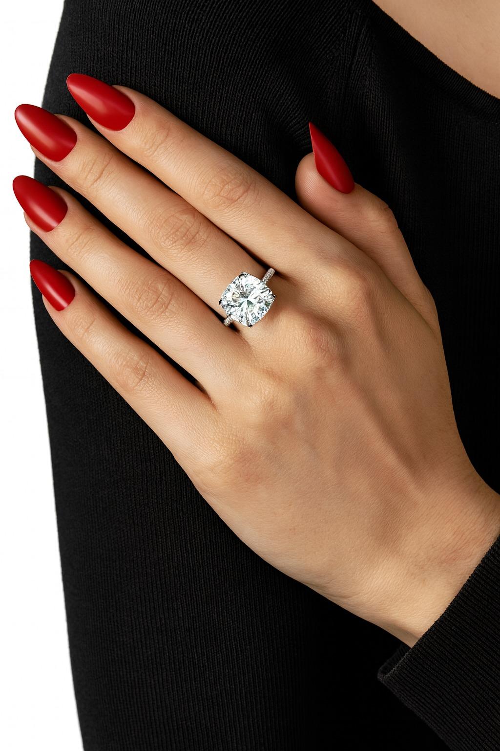 Taglio cuscino Tiffany & Co. Anello di fidanzamento in platino con diamanti taglio cuscino in vendita