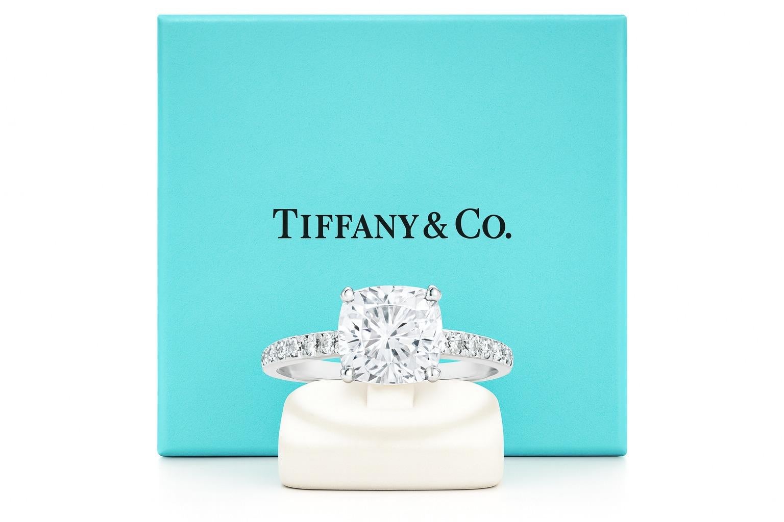 Tiffany & Co. Anello di fidanzamento in platino con diamanti taglio cuscino In condizioni ottime in vendita a Chicago, IL