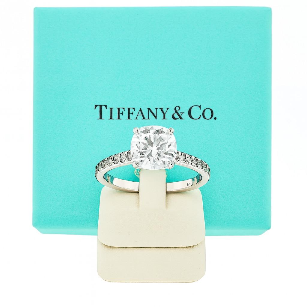 Donna Tiffany & Co. Anello di fidanzamento in platino con diamanti taglio cuscino in vendita