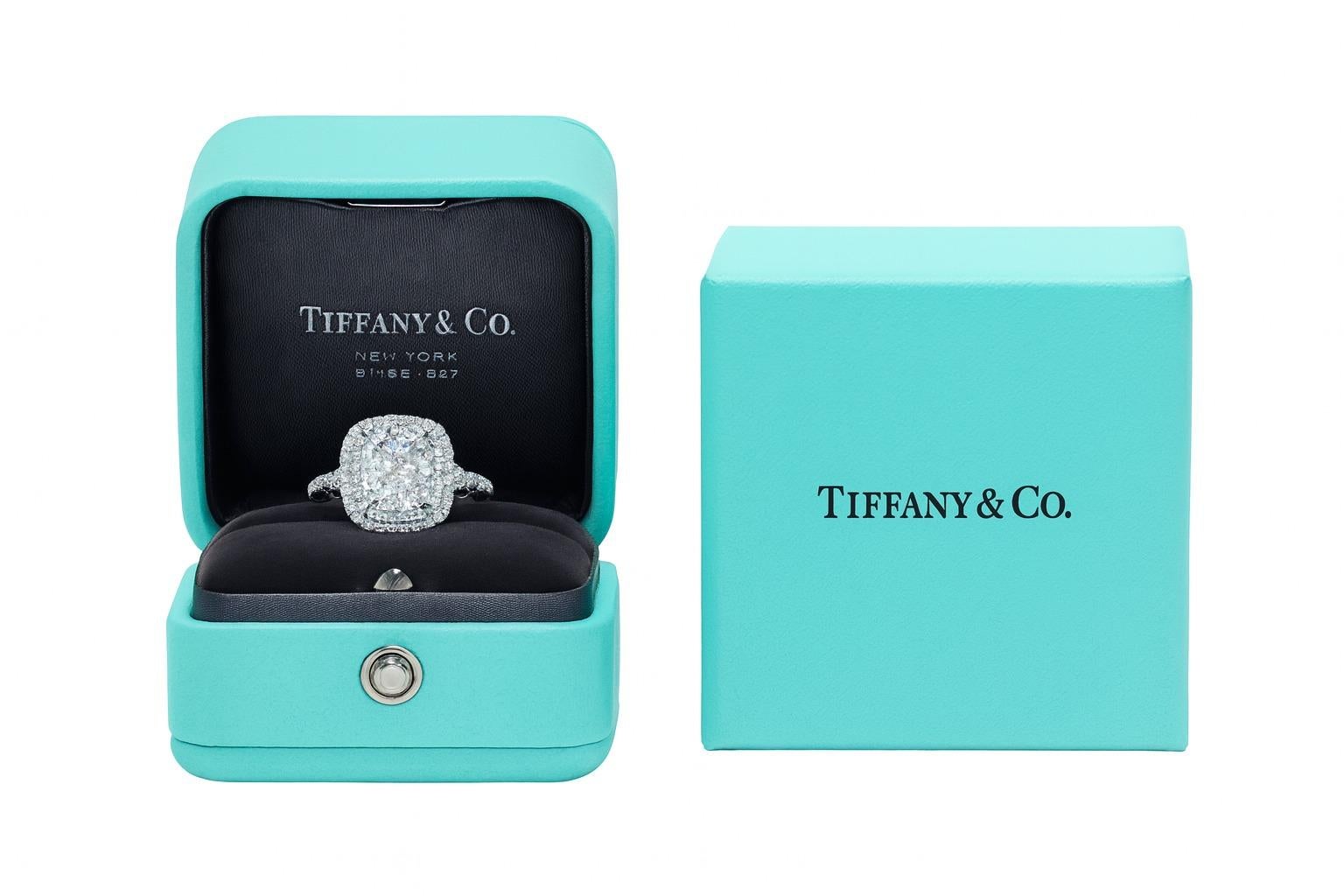 Tiffany & Co. Anello di fidanzamento in platino con diamanti taglio cuscino in vendita 2