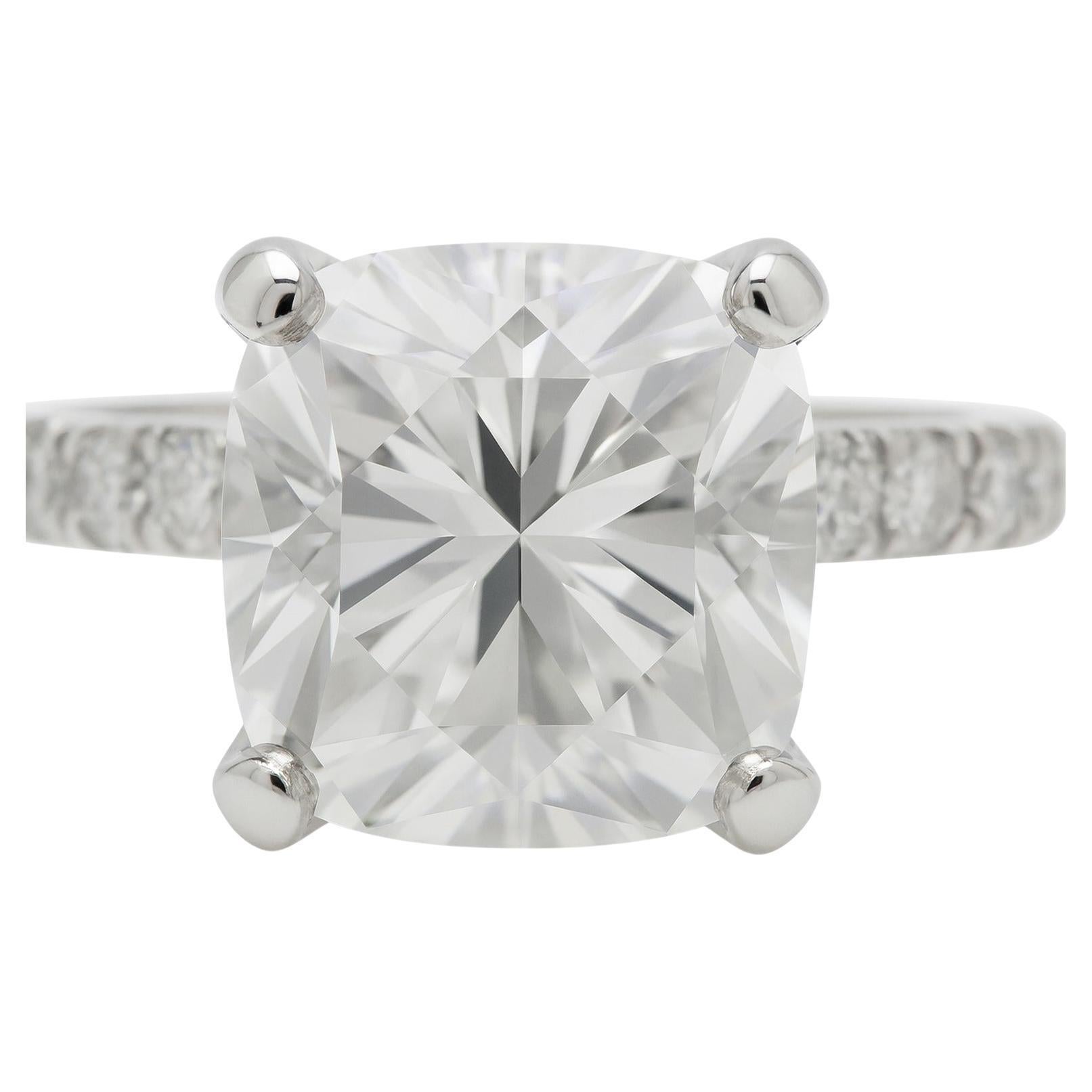 Tiffany & Co. Anello di fidanzamento in platino con diamanti taglio cuscino in vendita