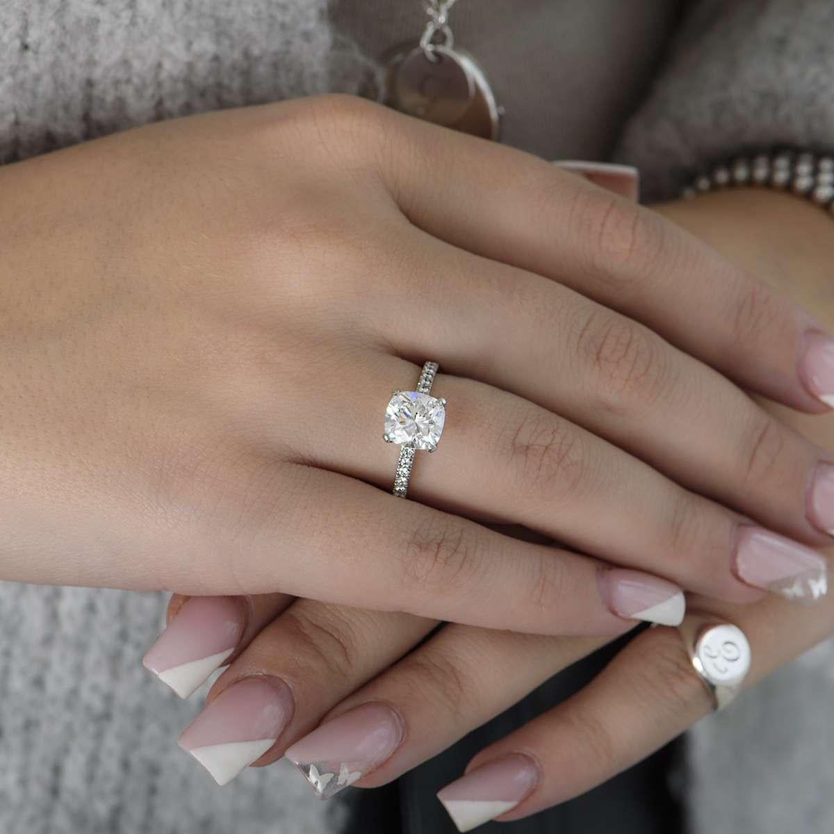 Tiffany & Co. Bague Novo en platine avec diamant taille coussin de 2,22 carats G/VVS1 Pour femmes en vente