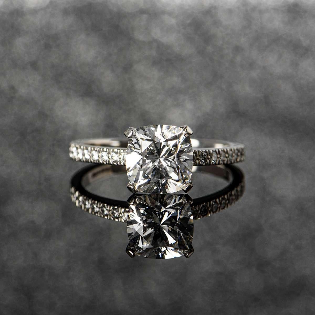 Tiffany & Co. Bague Novo en platine avec diamant taille coussin de 2,22 carats G/VVS1 en vente 1