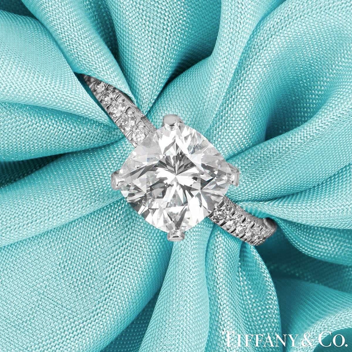 Tiffany & Co. Bague Novo en platine avec diamant taille coussin de 2,22 carats G/VVS1 en vente 2