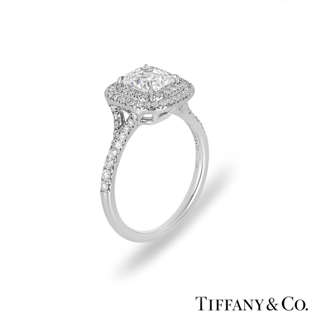 Bague de fiançailles en diamant platine de Tiffany & Co. de la collection Soleste. La bague est sertie au centre d'un magnifique diamant de taille coussin pesant 1,55ct, de couleur G et de pureté VS1. Le diamant central est complété par un double