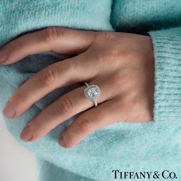 Tiffany and Co. Bague Soleste en platine avec diamant taille coussin de  1,55 carat G/VS1 En vente sur 1stDibs
