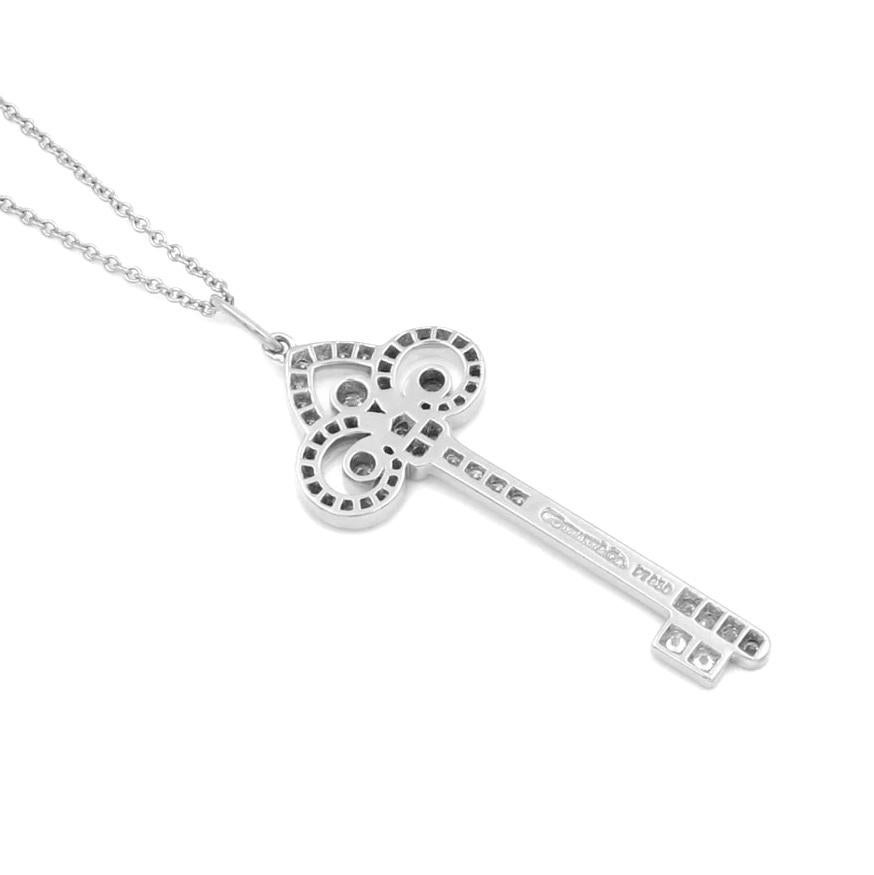 TIFFANY & Co. Collier à pendentif Fleur de Lis en platine et diamant de 1,5