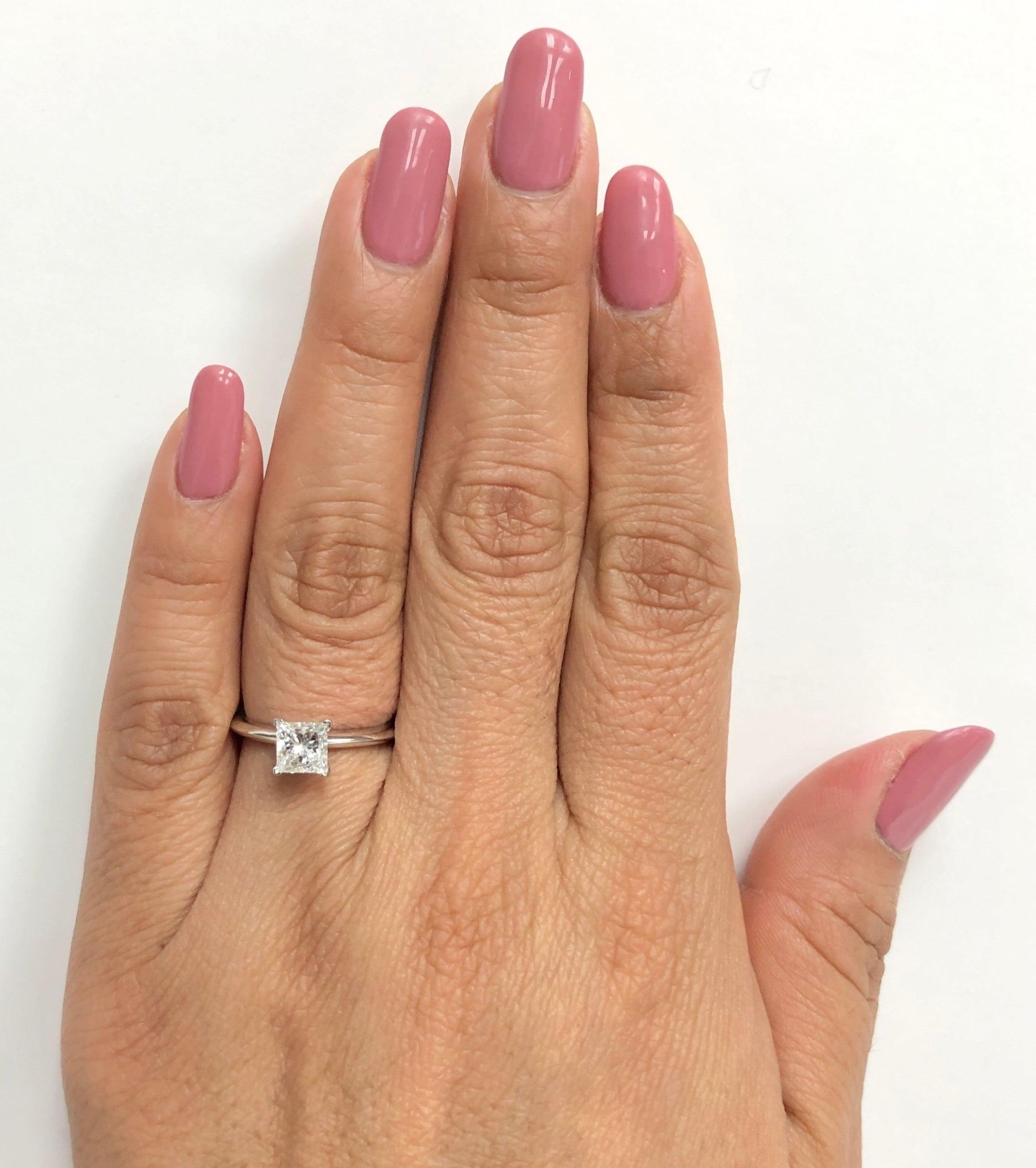 Tiffany & Co. Bague de fiançailles solitaire en platine avec diamant .97Ct FVVS1 taille princesse 6
