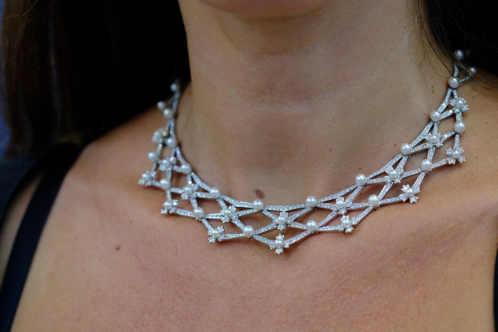 Tiffany & Co. Collana con pettorina in platino con diamanti e perle in vendita 1