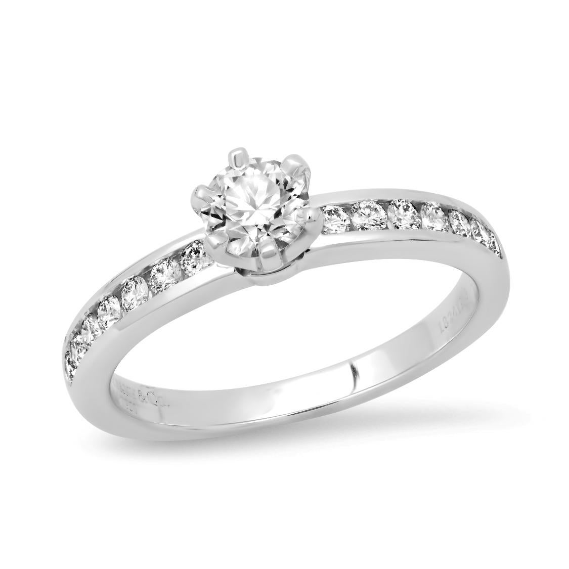 TIFFANY & Co. Platin Diamantband .36ct Diamant Verlobungsring 6

Metall: Platin
Größe: 6
Gewicht: 4,50 Gramm
Diamant in der Mitte: Ein runder Brillant, Gesamtgewicht 0,36 Karat, Farbe I, Reinheit VS1
Seitliche Diamanten: 14 kanalgefasste runde