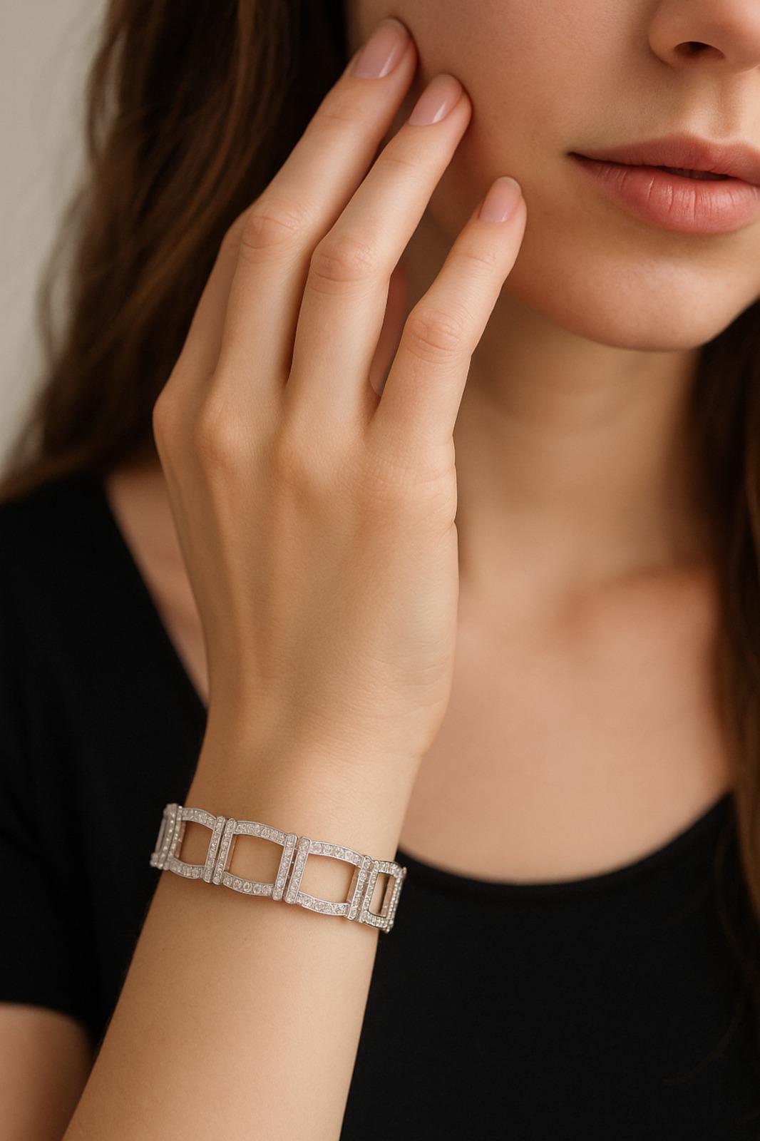✨ Tiffany & Co. Pulsera de diamantes en platino ✨

Una verdadera declaración de elegancia y artesanía, esta auténtica creación de Tiffany & Co. está elaborada en lujoso platino y adornada con una deslumbrante variedad de diamantes de alta