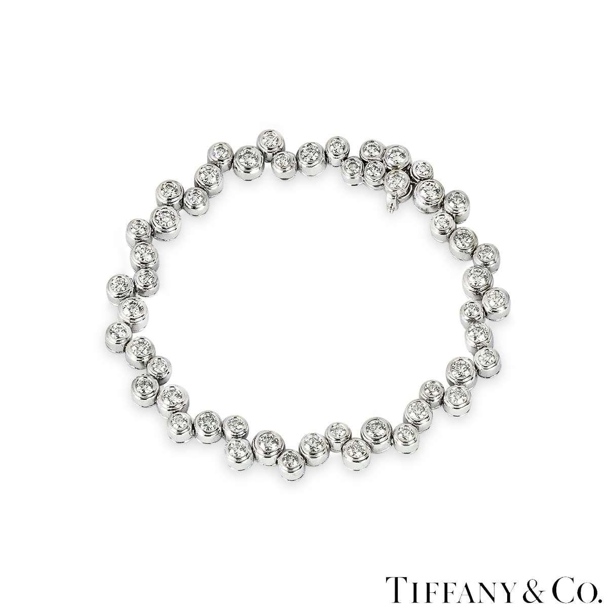 Ein Platin-Diamantarmband von Tiffany & Co. aus der Collection'S Bubbles. Das Design zeichnet sich durch 51 runde Diamanten im Brillantschliff aus, die in einer Lünettenfassung mit Reibung gefasst sind. Die Diamanten haben ein Gesamtgewicht von 3,65