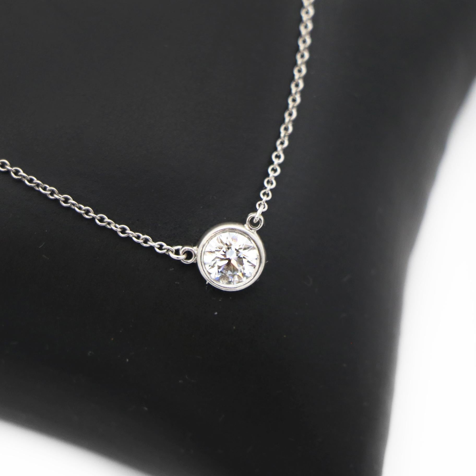 Tiffany & Co.
Les diamants Tiffany captent la lumière et la font danser. Pendentif en platine avec un diamant rond brillant, 16