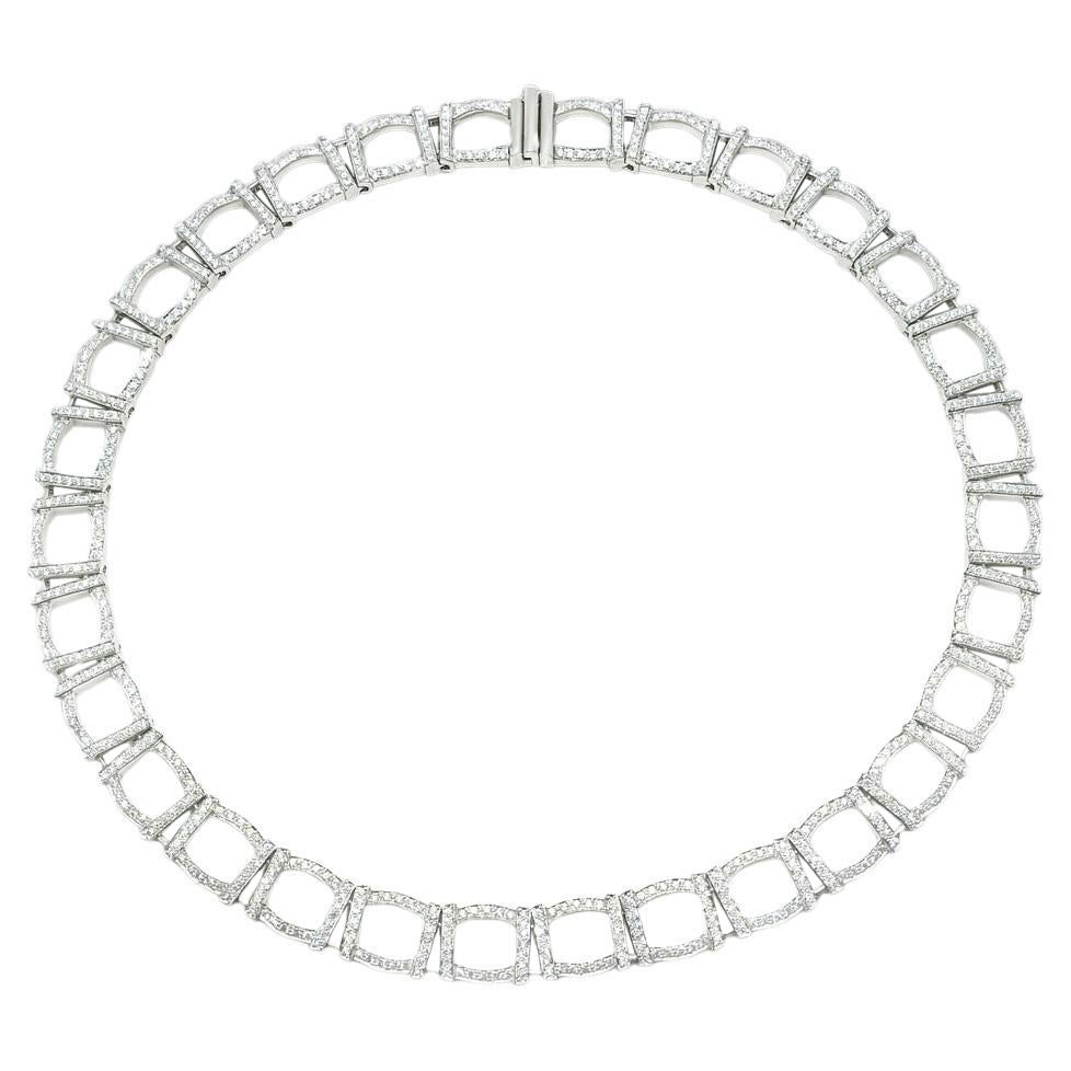 Dieses exquisite Platin-Diamant-Collier von Tiffany & Co. ist ein zeitloses Luxus-Schmuckstück. Das elegante Schmuckstück besteht aus insgesamt 6,5 Karat Diamanten der Farbe F+ und der Reinheit VS+, die in 121 Gramm Platin gefasst sind. Das