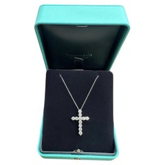 Tiffany & Co. Collana con croce di diamanti in platino
