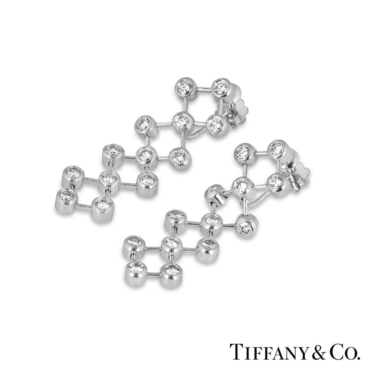 Taille ronde Tiffany & Co. Boucles d'oreilles pendantes en platine et diamant en vente