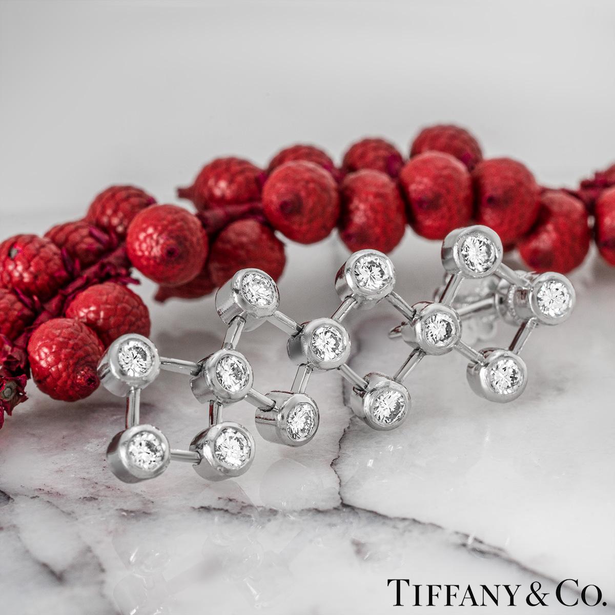 Tiffany & Co. Boucles d'oreilles pendantes en platine et diamant en vente 1