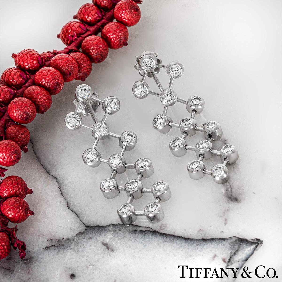 Tiffany & Co. Boucles d'oreilles pendantes en platine et diamant en vente 3