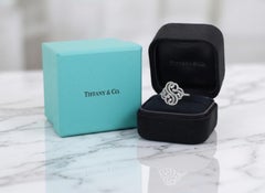 Anello Tiffany & Co. in platino con diamanti, modello "Enchant Double Heart" con pavé, misura 6,5. Pezzo raro