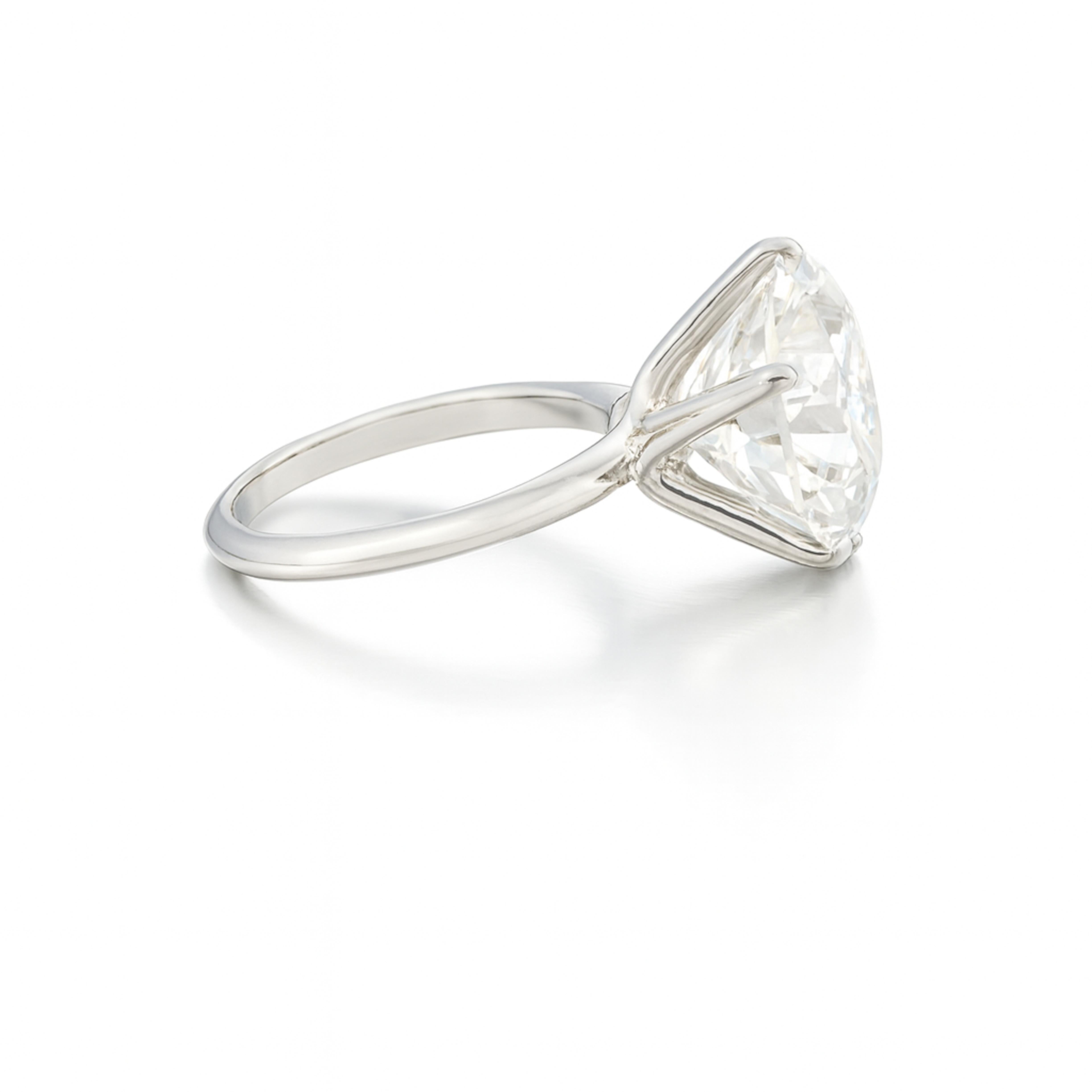 Tiffany & Co. Platin Diamant Verlobungsring - 6,53 Karat D/VVS1

Dieser zeitlose Verlobungsring ist ein außergewöhnliches und ikonisches Schmuckstück von Tiffany & Co. mit einem 6,53-karätigen runden Diamanten im Brillantschliff von höchster D-Farbe