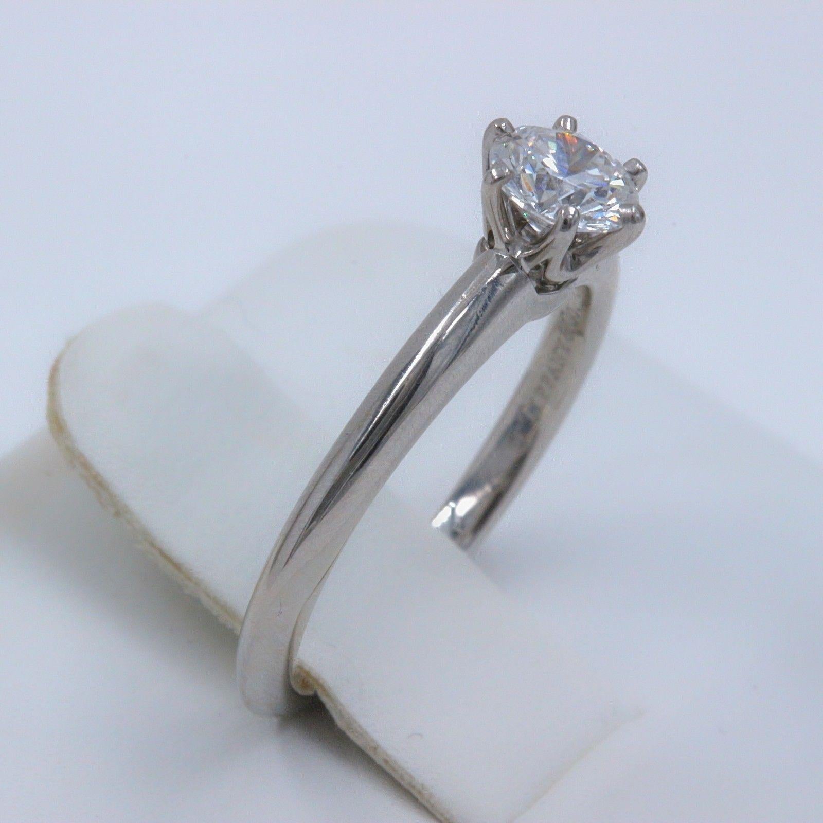 Tiffany & Co. Platin-Diamant-Verlobungsring rund 0::47 Karat D VS2 im Zustand „Hervorragend“ in San Diego, CA