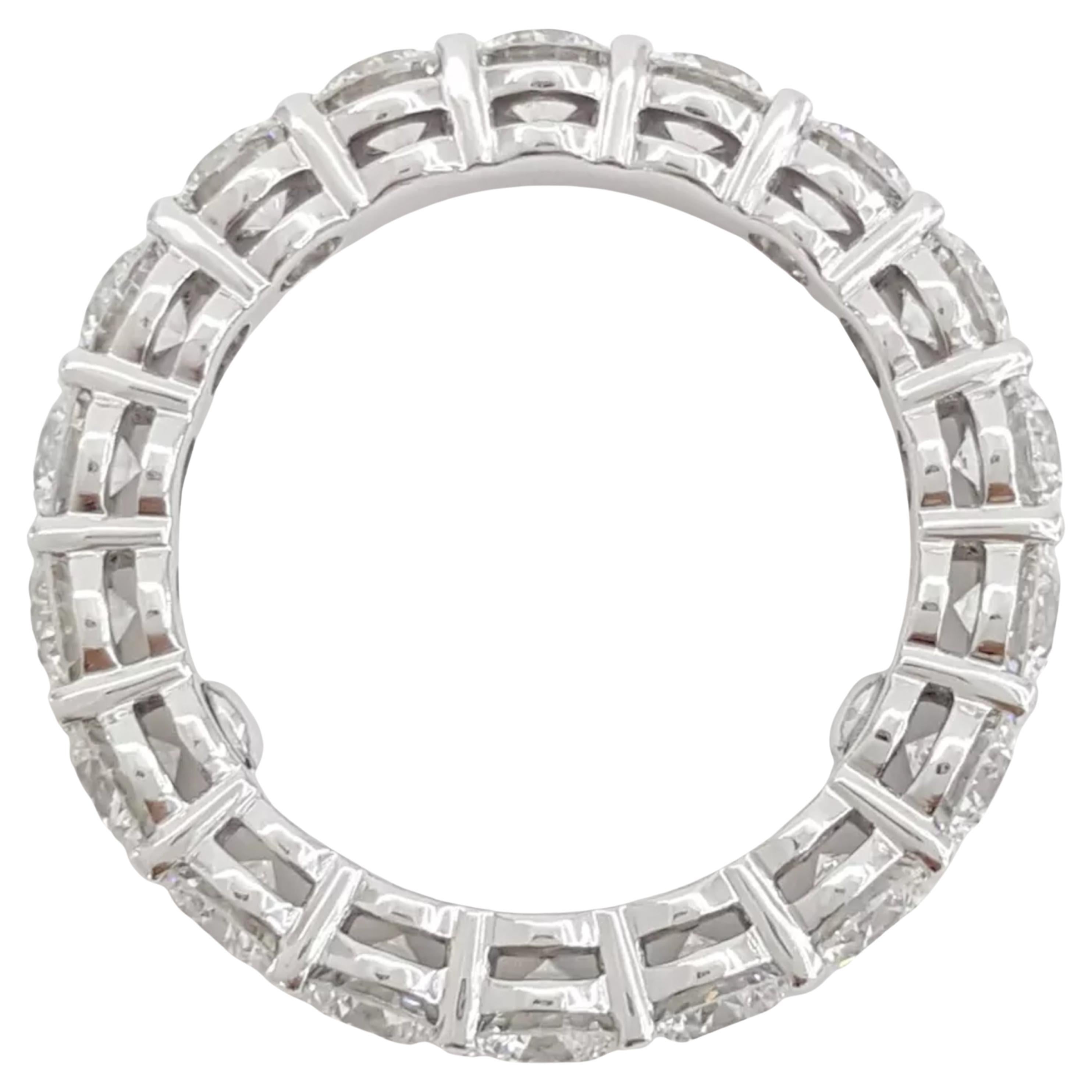 Tiffany & Co. Anillo de eternidad de diamantes en platino - 5,87 qt, color H, pureza VVS1 - talla 8

Una deslumbrante declaración de elegancia eterna, este anillo de eternidad Tiffany & Co. de platino está engastado con un círculo continuo de