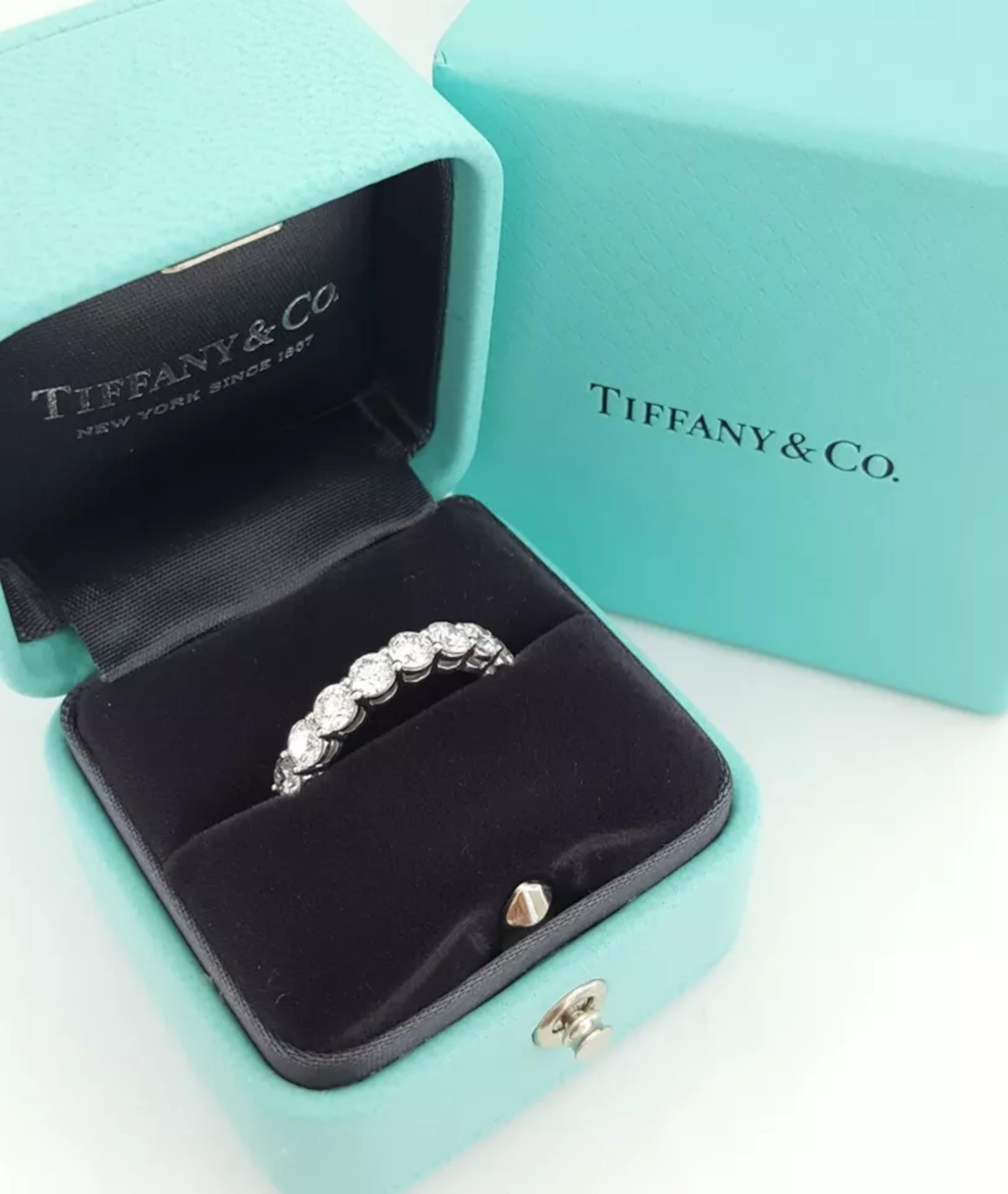 Tiffany & Co. Anillo de eternidad de diamantes en platino - 5,87 qt Corte redondo en venta