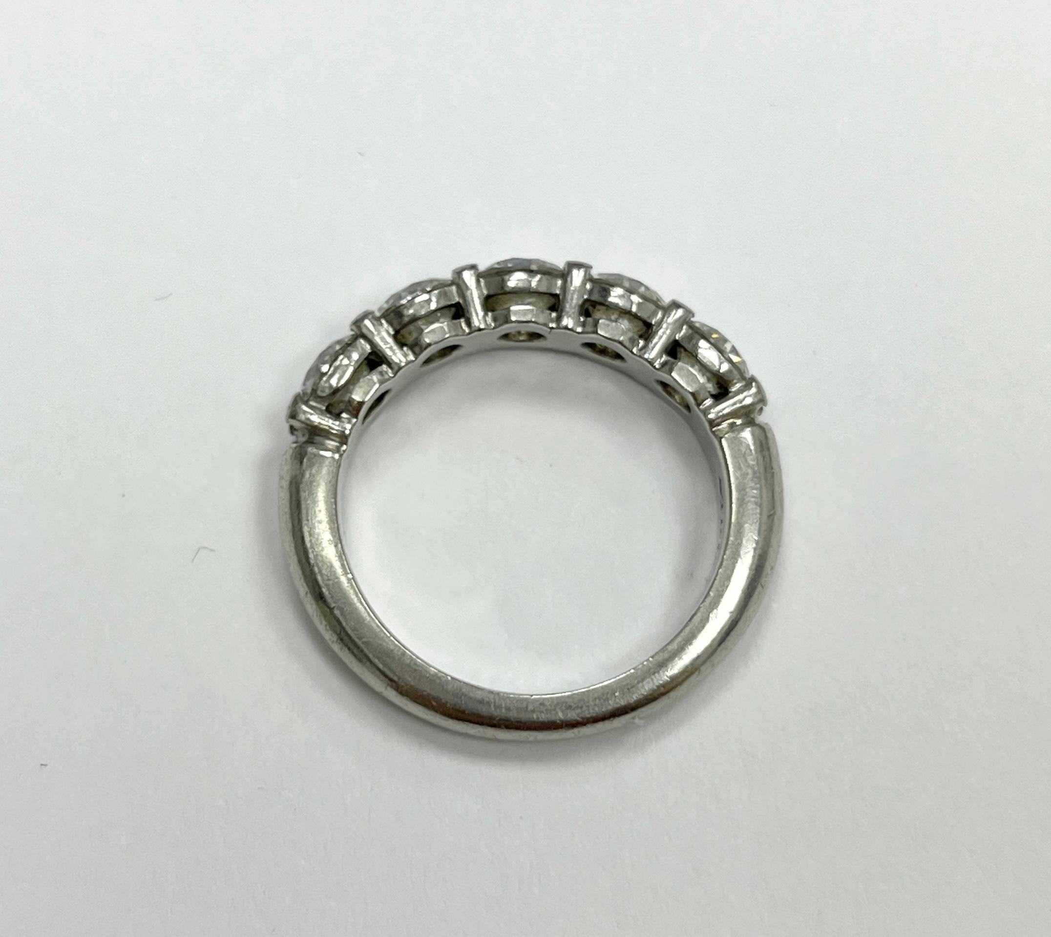 Platin-Diamantring mit fünf Steinen von Tiffany & Co im Zustand „Gut“ im Angebot in New York, NY