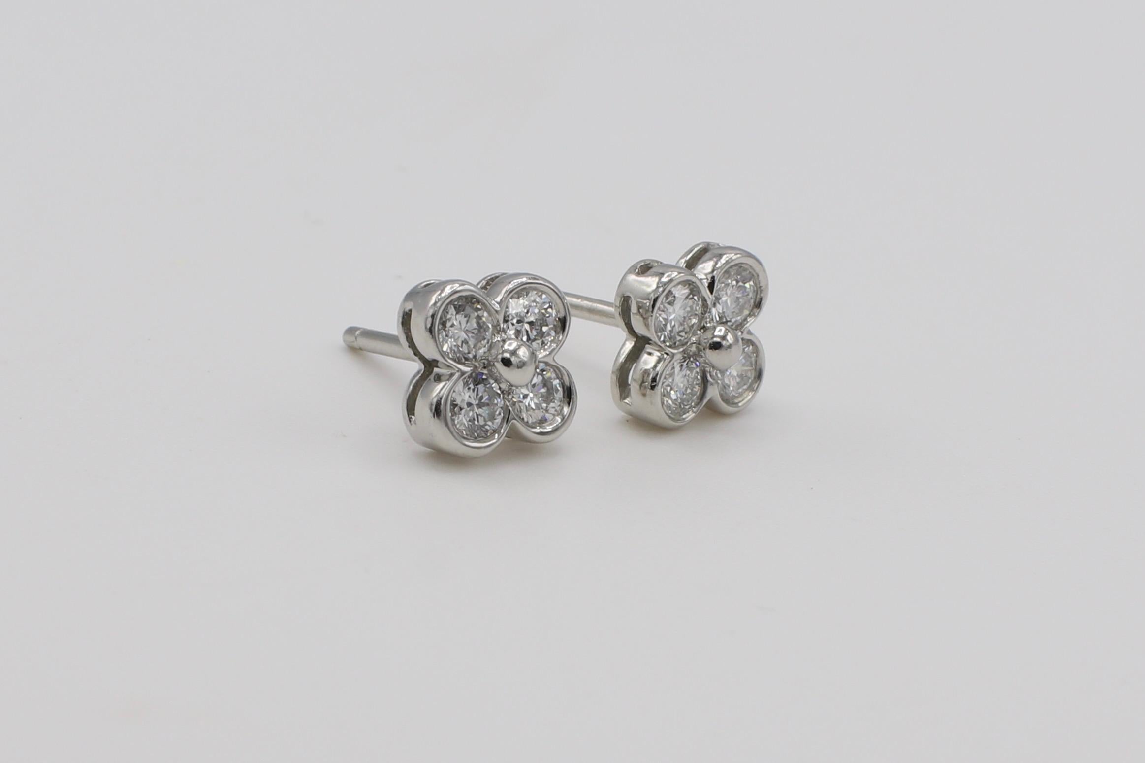Tiffany & Co. Platin Diamant .56 CTW Blume Cluster Ohrstecker 
Metall: Platin 
Gewicht: 2.17 Gramm
Diamanten: Ca. 0::56 CTW F VS 
Durchmesser: 7.5MM