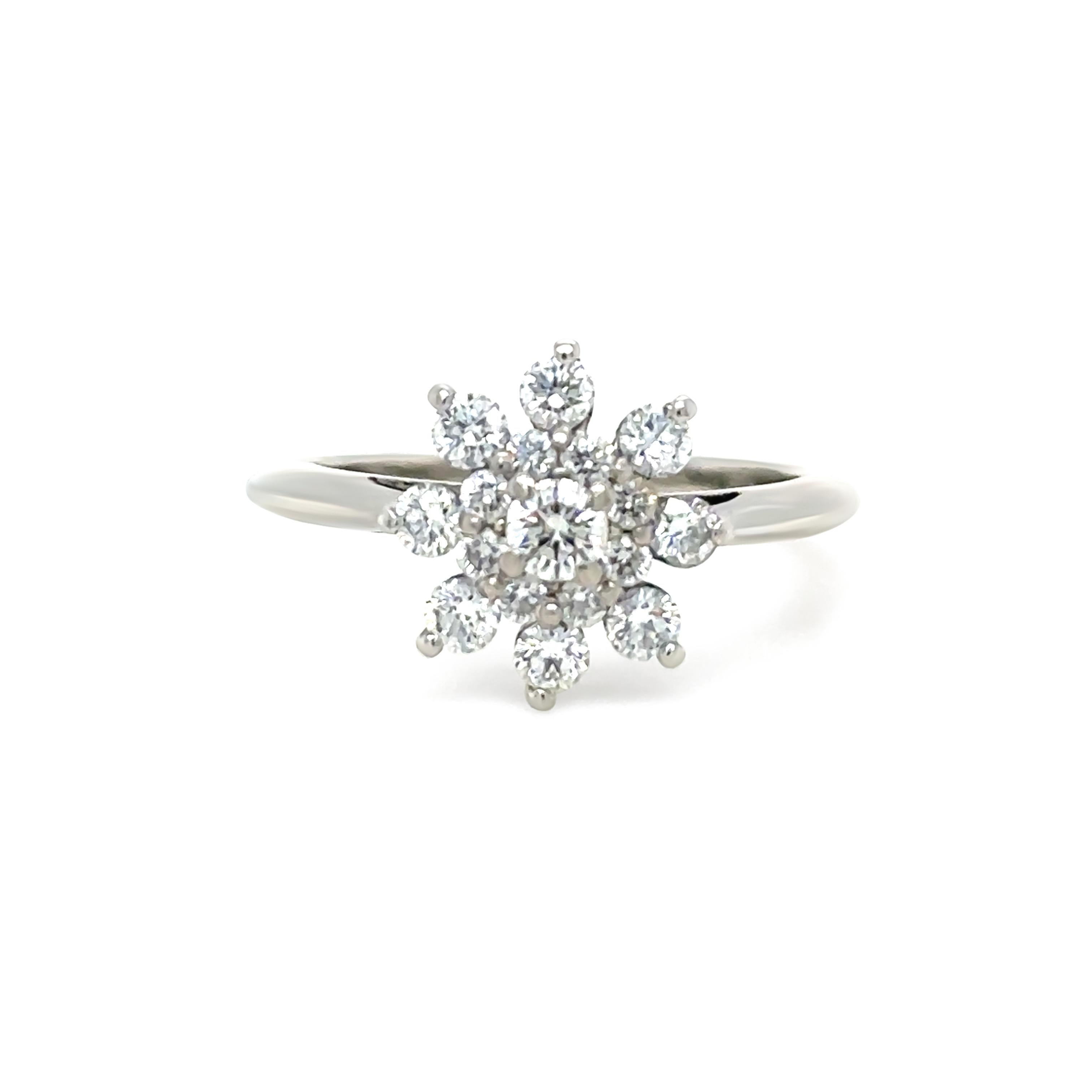 Tiffany 
Co. Platinum Diamond Flower Ring 0.60ct 4.54g in vendita